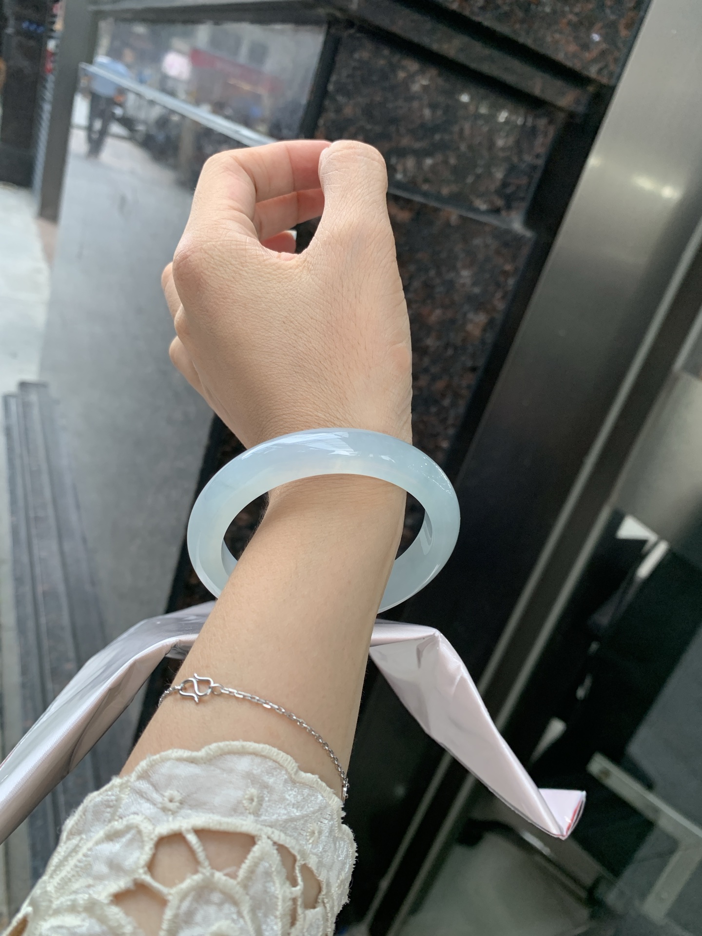 冰蓝正圈, 0801-N1281-4, 无裂，底妆胶润细腻，千变万化的冰晴蓝底色，拥有海的颜色，却散发着星空的光芒，这是一只来自冰川蓝的清冷气质仙女镯。