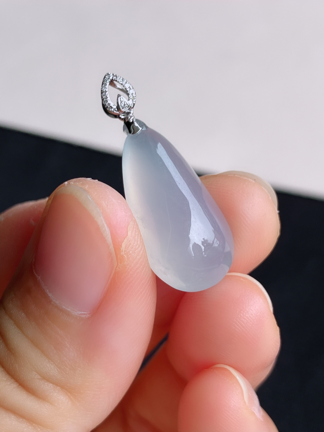 白冰水滴吊坠，简约时尚，尺寸28.8/21.6/11.3/6.8/自然光实拍