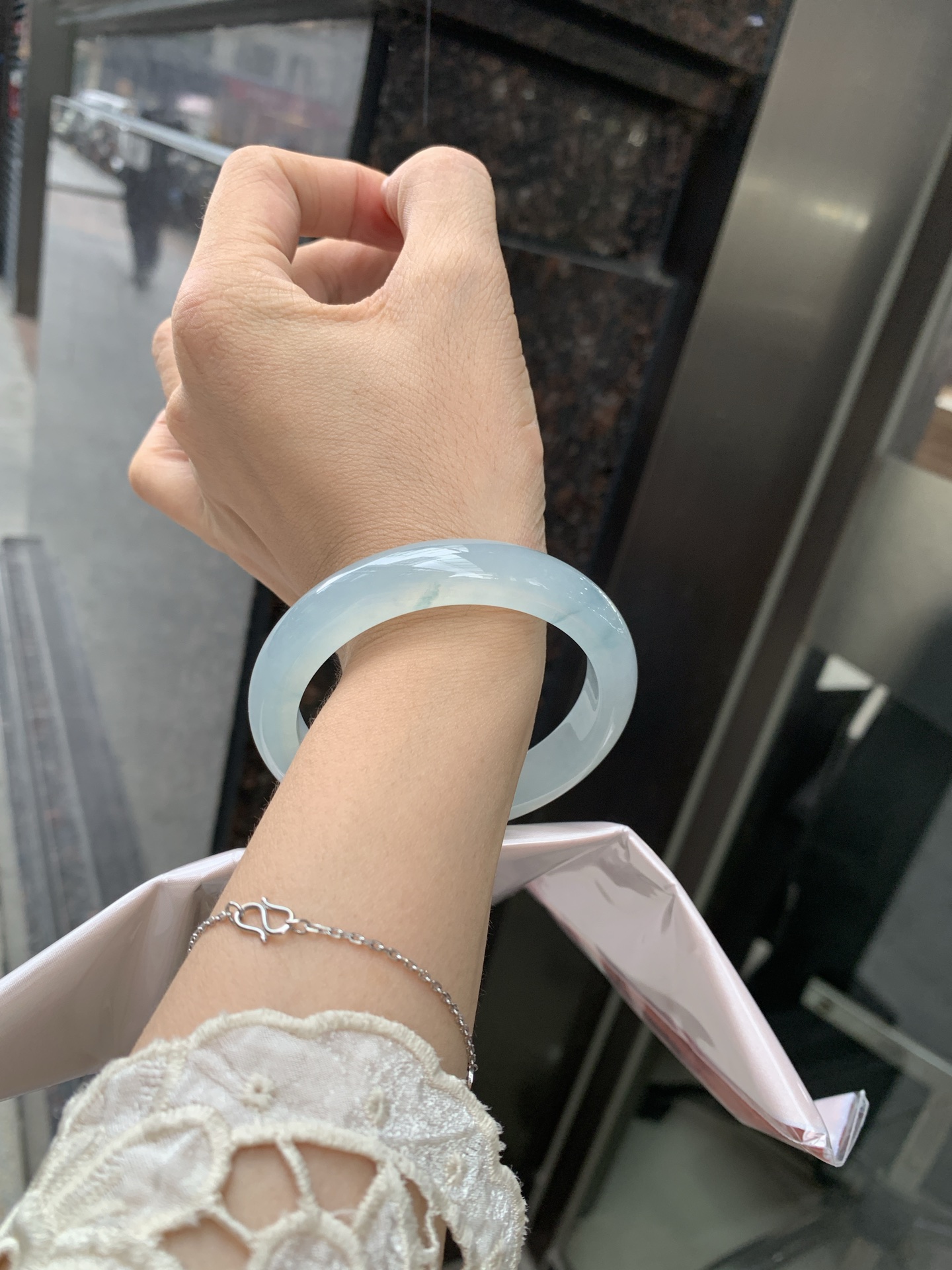 冰蓝飘花正圈, 55.6-7.9-11, 0801-N1281-3, 无裂，底妆冰润细腻，碎花灵动像是被风吹散的蓝墨水，恰似春夜星河落入腕间🪸