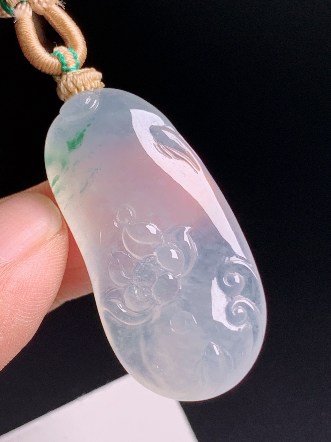 高冰飘花荷花吊坠，雕工灵动花色飘逸，清雅脱俗禅意悠然