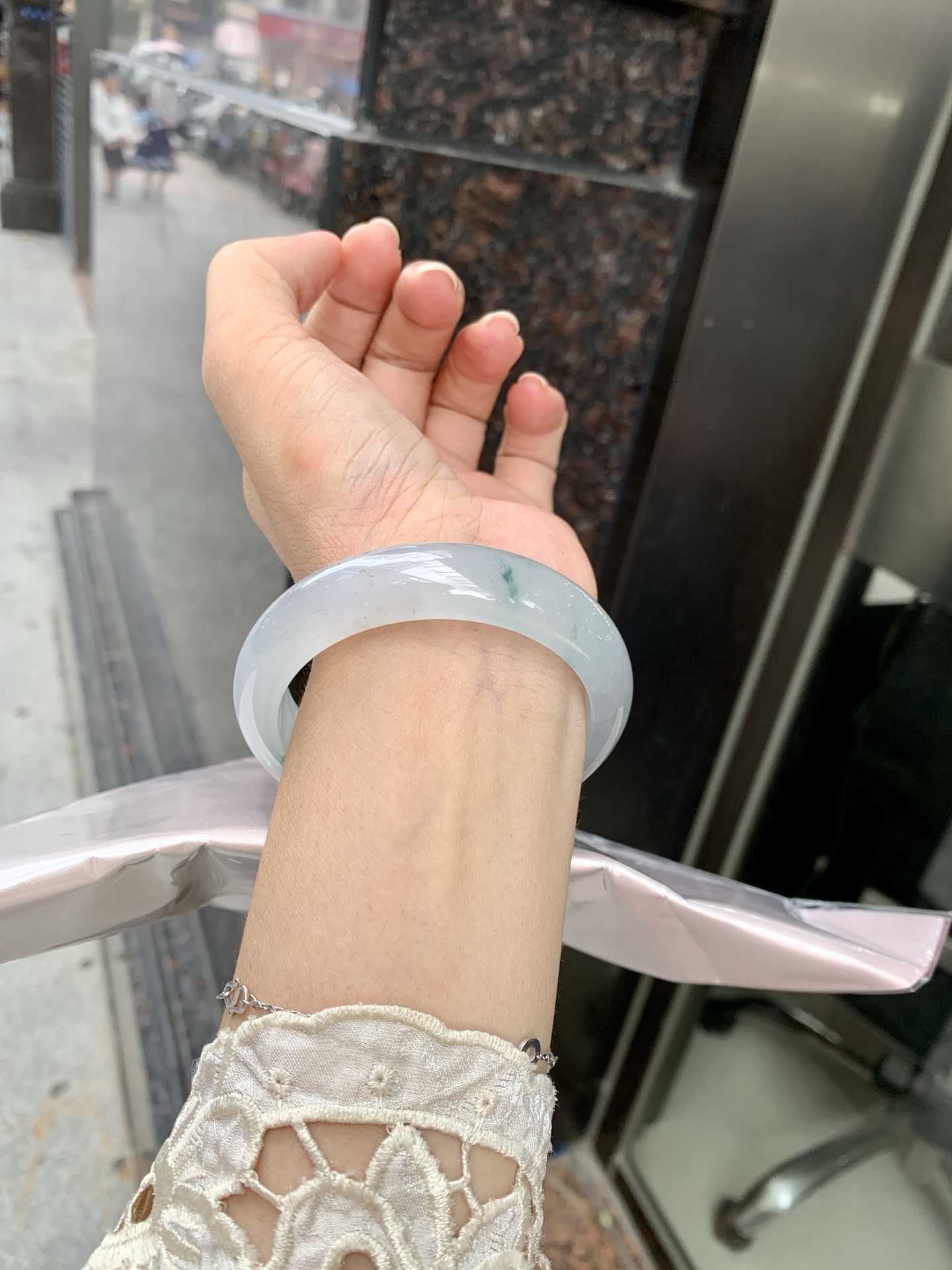 冰飘花正圈，打灯纹裂，不扣，底妆冰润细腻，冰底中开出了一朵兰花，飘花灵动飘逸，勾勒出一幅唯美诗意的山水意境画，古典优雅又秀气