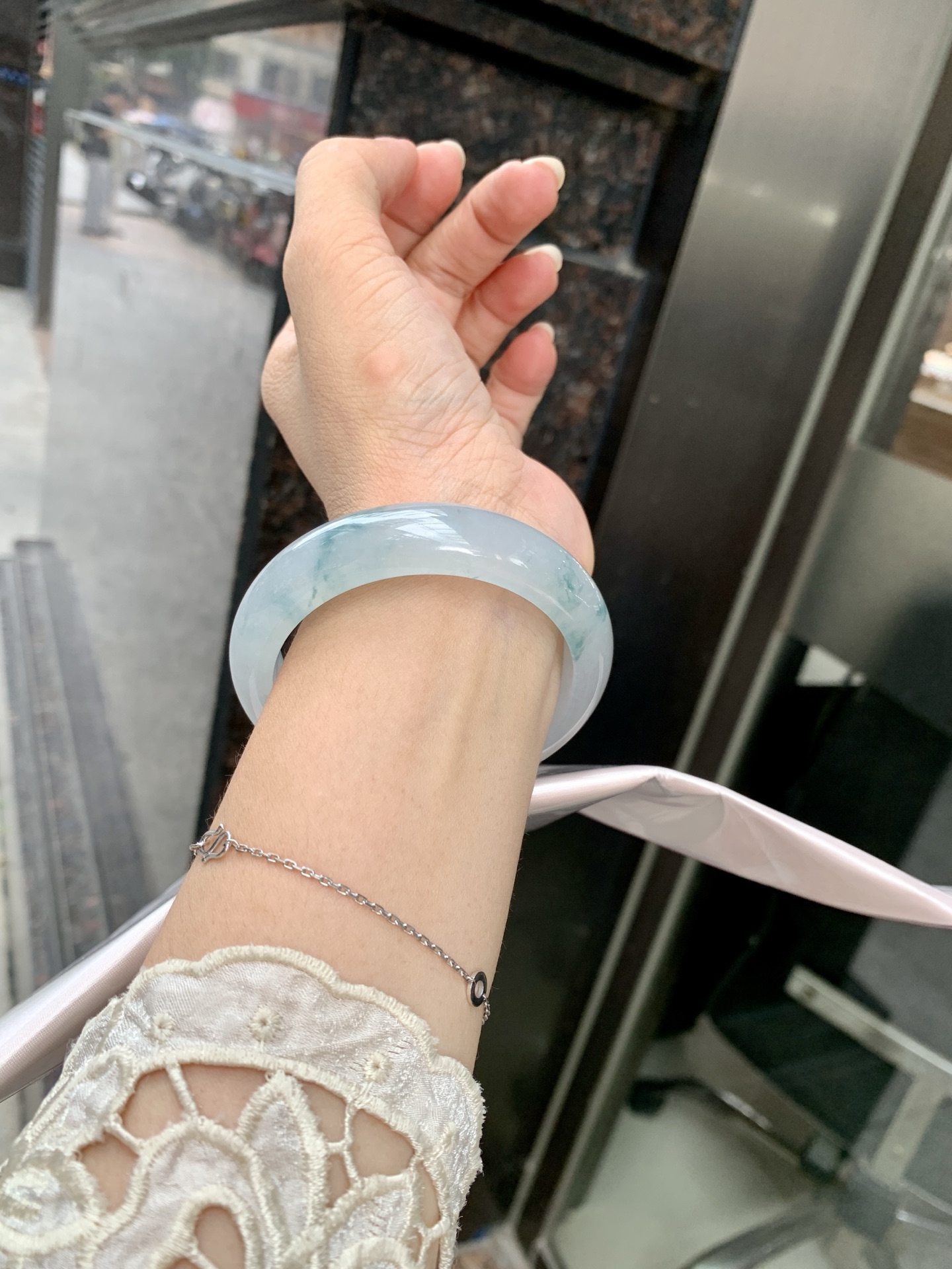 冰飘花正圈，打灯纹裂，不扣，底妆冰润细腻，冰底中开出了一朵兰花，飘花灵动飘逸，勾勒出一幅唯美诗意的山水意境画，古典优雅又秀气