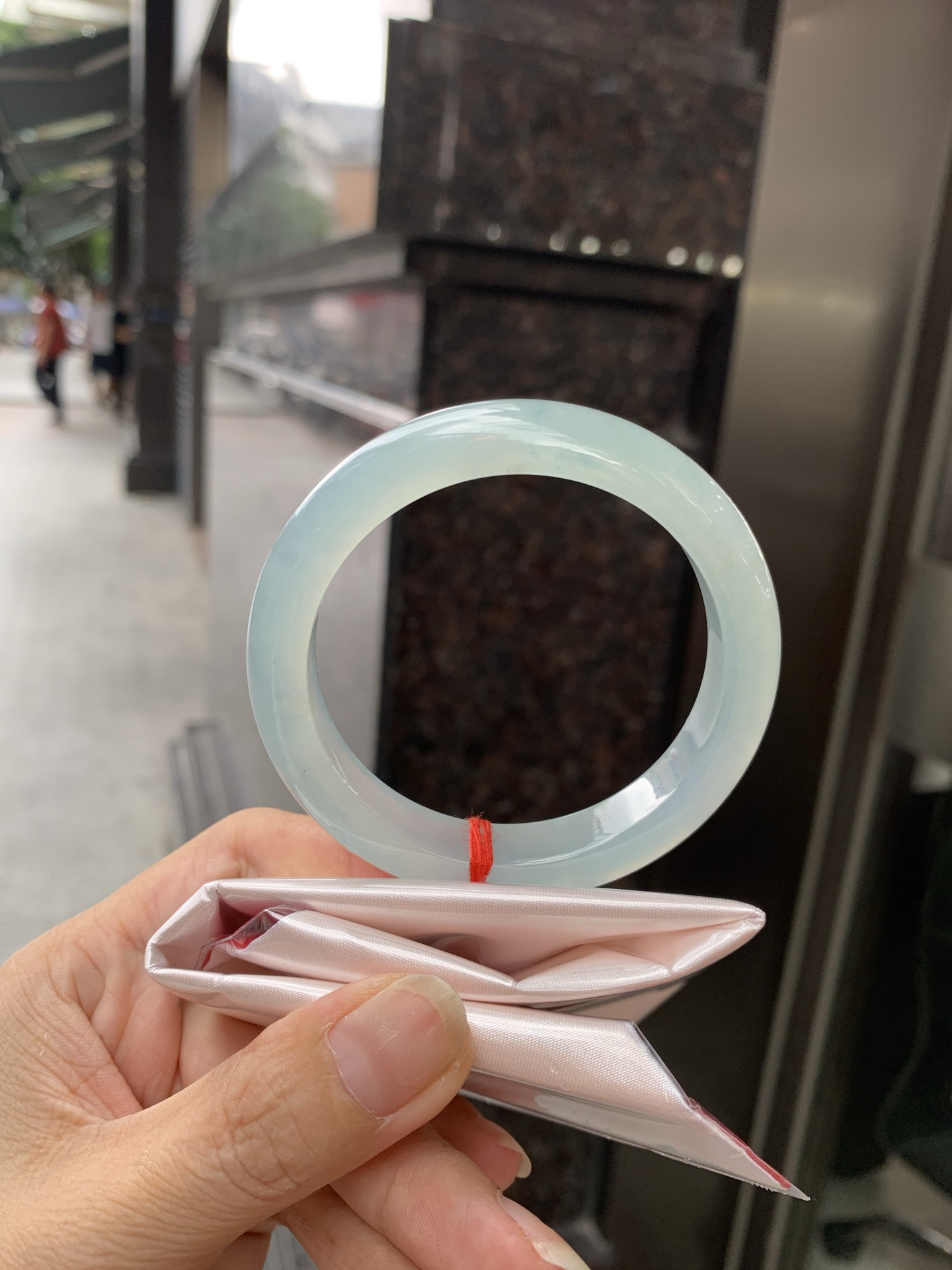 冰蓝飘花正圈, 0801-N1281-2, 无裂，底妆冰润细腻，碎花灵动像是被风吹散的蓝墨水，恰似春