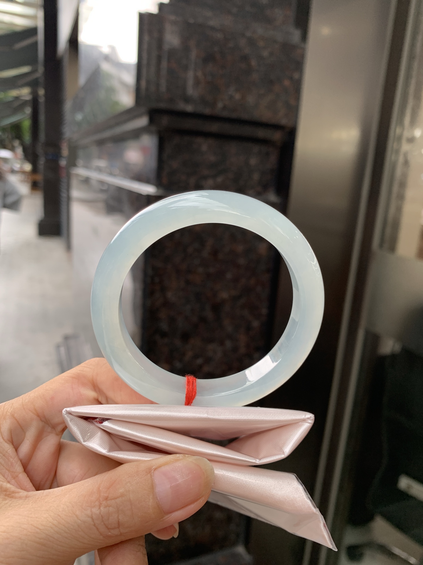 冰蓝正圈,56.3-8.1-10.9,0801-N1281-1,打灯细纹，底妆胶润细腻，千变万化的冰晴蓝底色，拥有海的颜色，却散发着星空的光芒，这是一只来自冰川蓝的清冷气质仙女镯。
