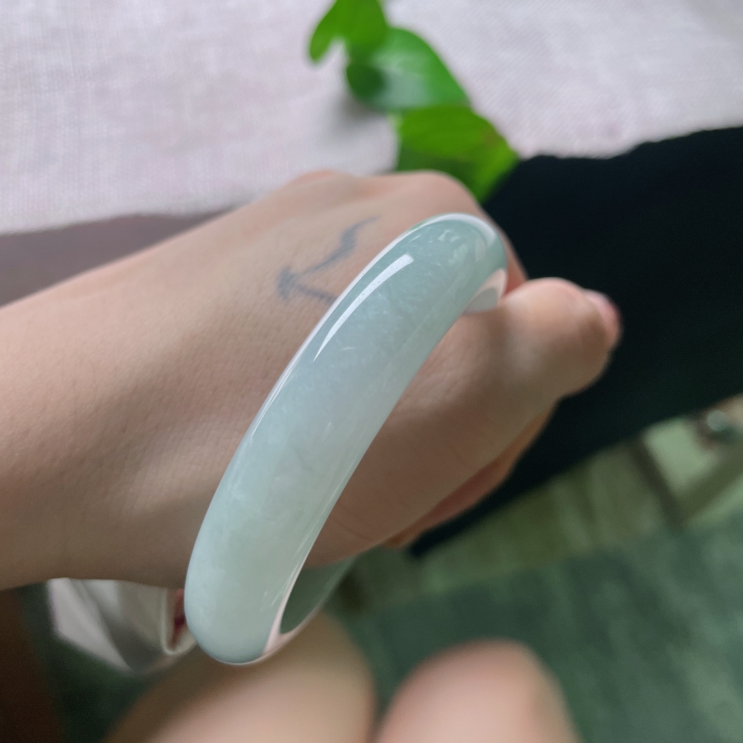 淡蓝底正圈，棉线，素净如一汪浅潭静水，底色均匀柔和，细腻玉料折射出温润柔光，褪去繁复雕琢，以纯粹玉色诠释中式含蓄温婉，沉静又耐看。ss54909a