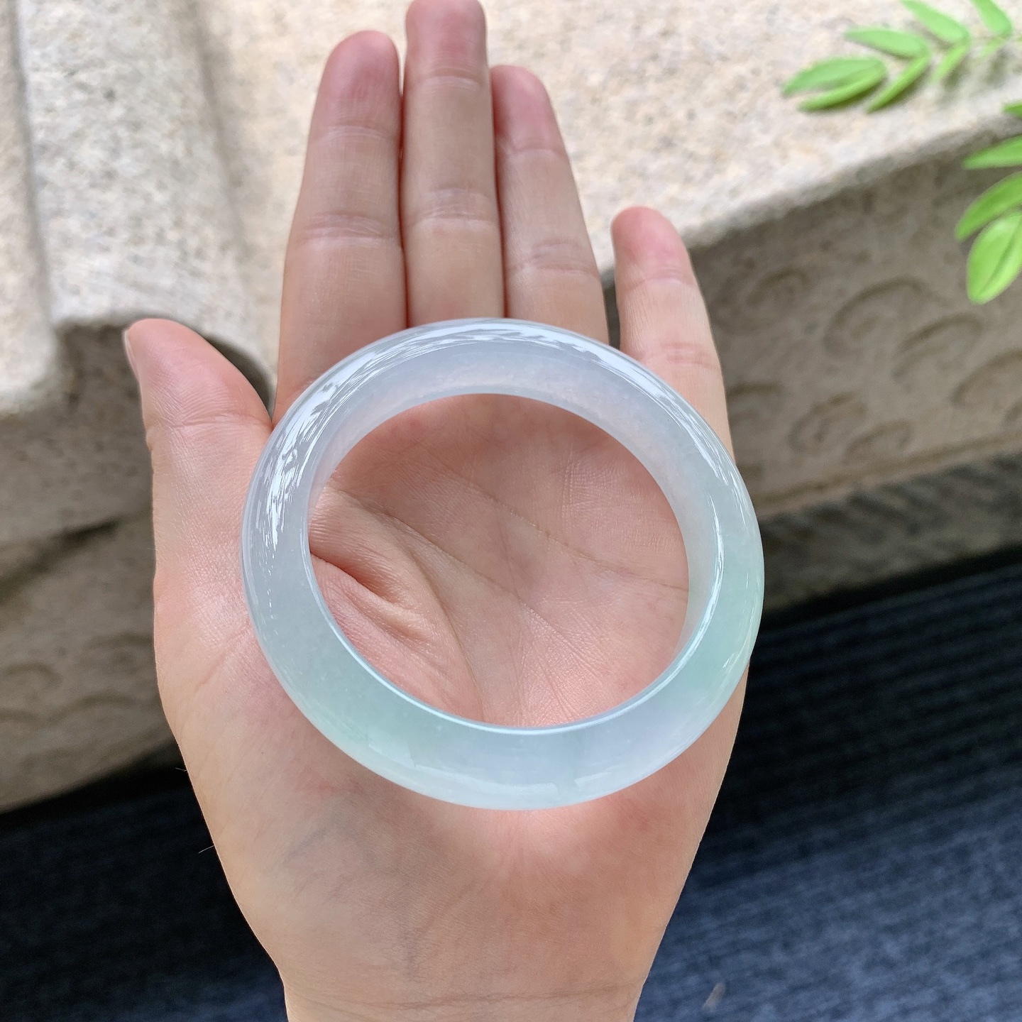 正圈51 52，圈口52.3/12/8.3，编码ZLD080309，描述冰糯飘绿，清透，水润，种老，细腻，打灯有絮线