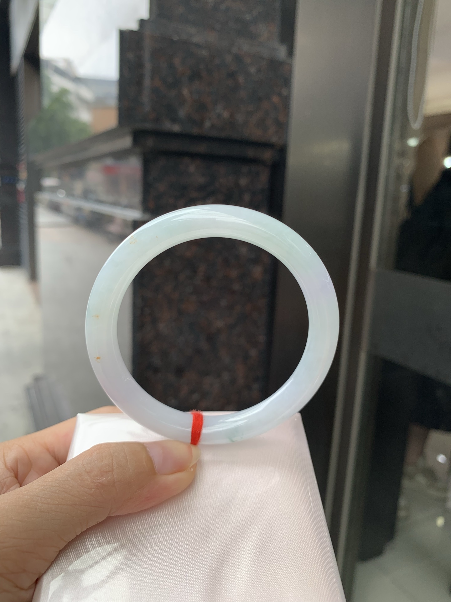 淡春彩圆条，57.5-8.6-8.9，0802-803-141，无裂，底妆水润细腻，淡淡粉底浅绿底色搭配，宛如春天的繁华。在岁月的长河流转中绽放着独特的魅力，气质温婉而迷人。
