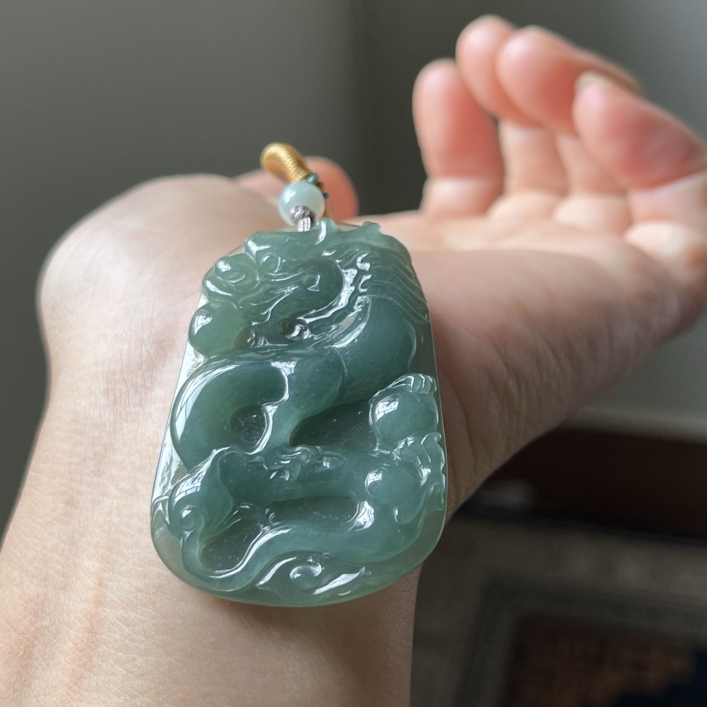 冰油生肖龙牌大吊坠，种水好，无裂，尺寸47.8×33.5×6.1