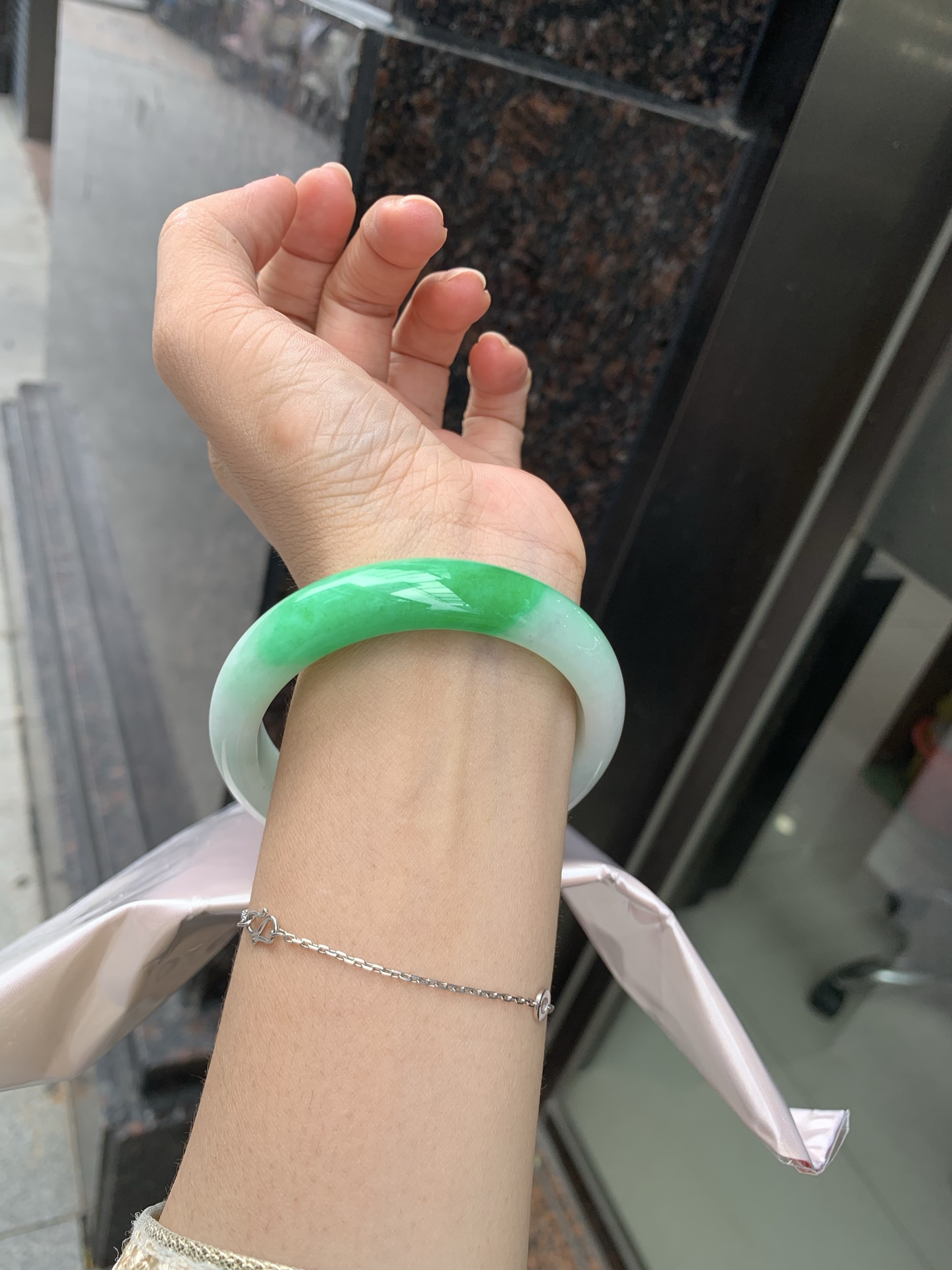阳绿白底青正圈，58-7.8-13.5，0802-4A171-1，无裂，底妆水润，一节阳绿花，点缀腕间风华，干净纯净的底色上，一抹翠色肆意流淌，宛如春日里的繁华盛景
