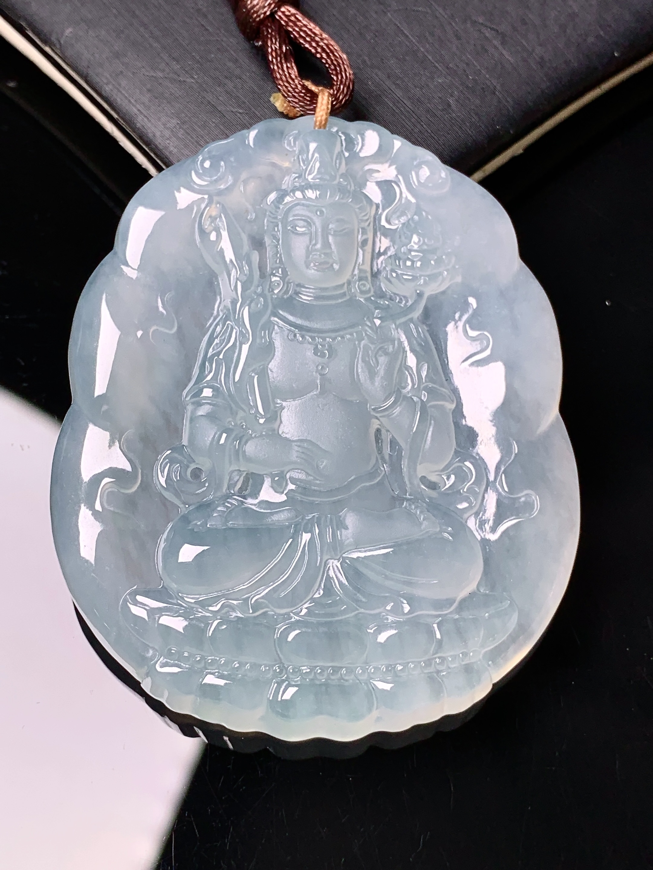 冰种观音菩萨吊坠 玉质细腻 色泽艳丽清新 水润亮眼 整体尺寸50.8*42.6*5.8 b2