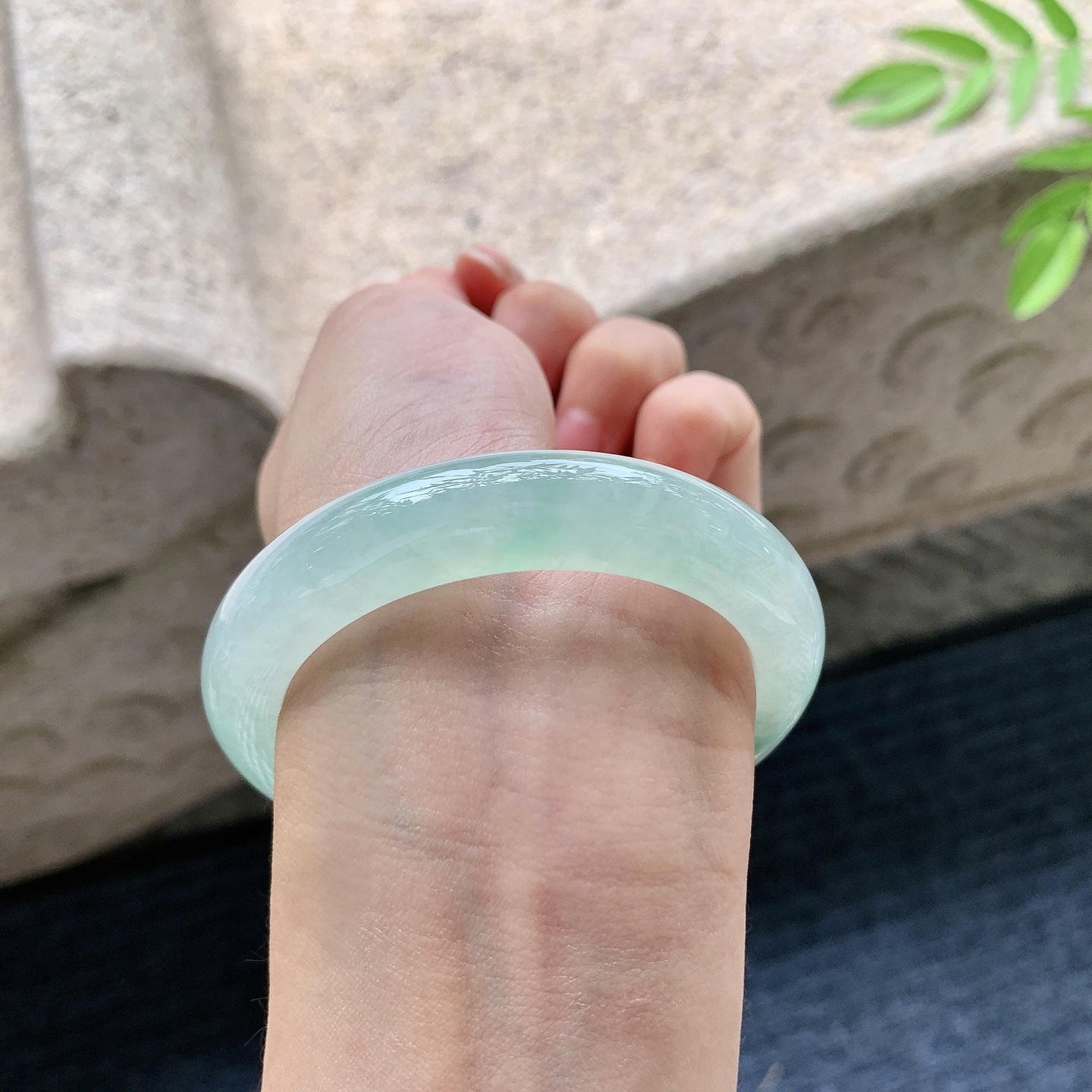 正圈52 53，圈口53.6/11.6/9，编码W6080216，描述糯冰淡绿，水润，种老，细腻，打灯有棉线