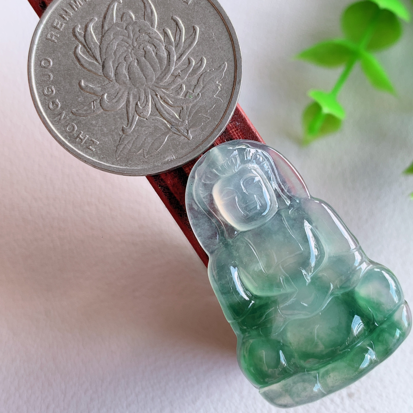 冰润精雕飘花观音吊坠，法相端庄大气，工艺精湛，种色浓郁，细腻饱满冰润，种老水足，收藏佳品，佩戴大气  W03.31   尺寸：31-20.5-3.5mm