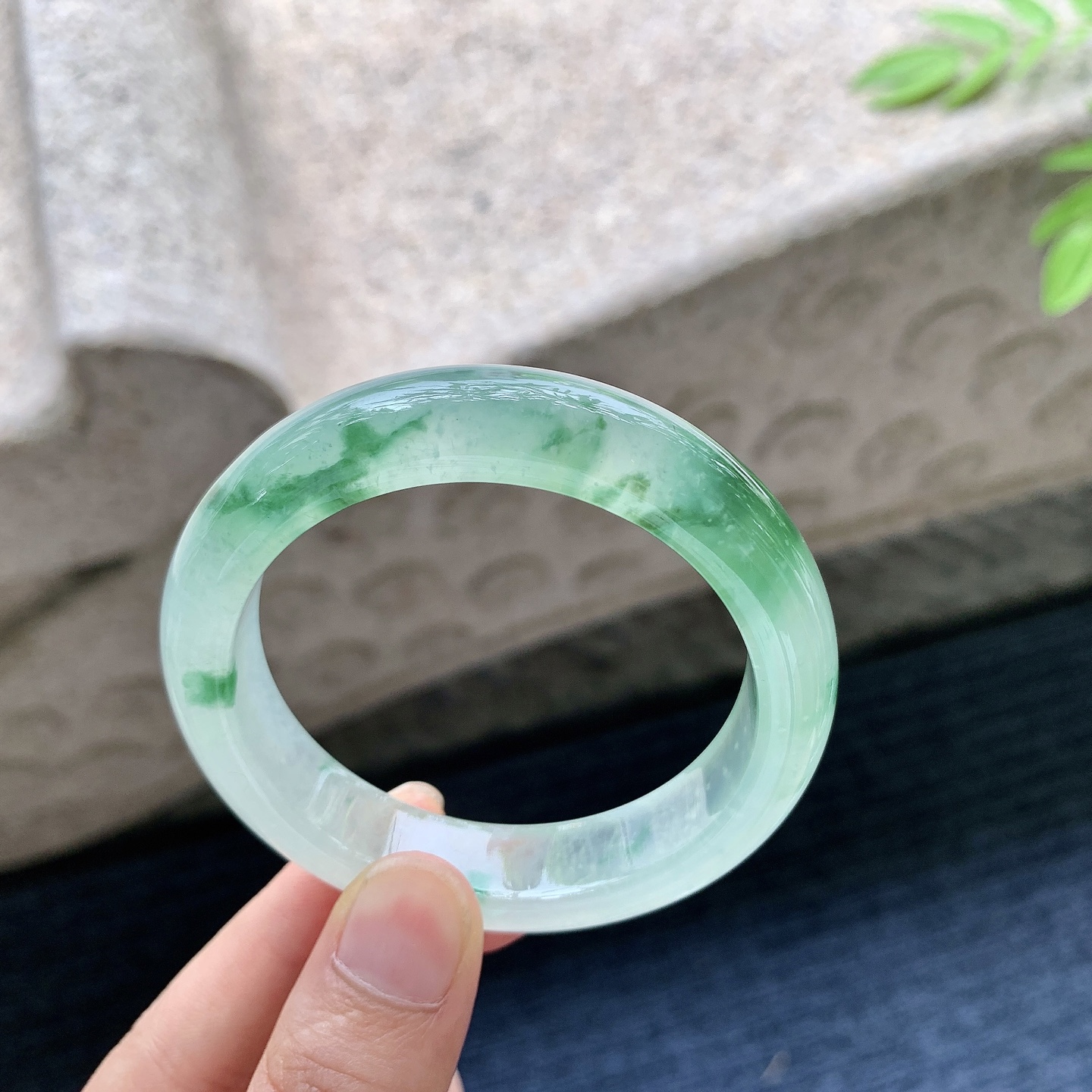 正圈49 50，圈口50.6/12.3/8，编码LH080306，描述冰飘绿，清透，水润，种老，细腻，无裂。
