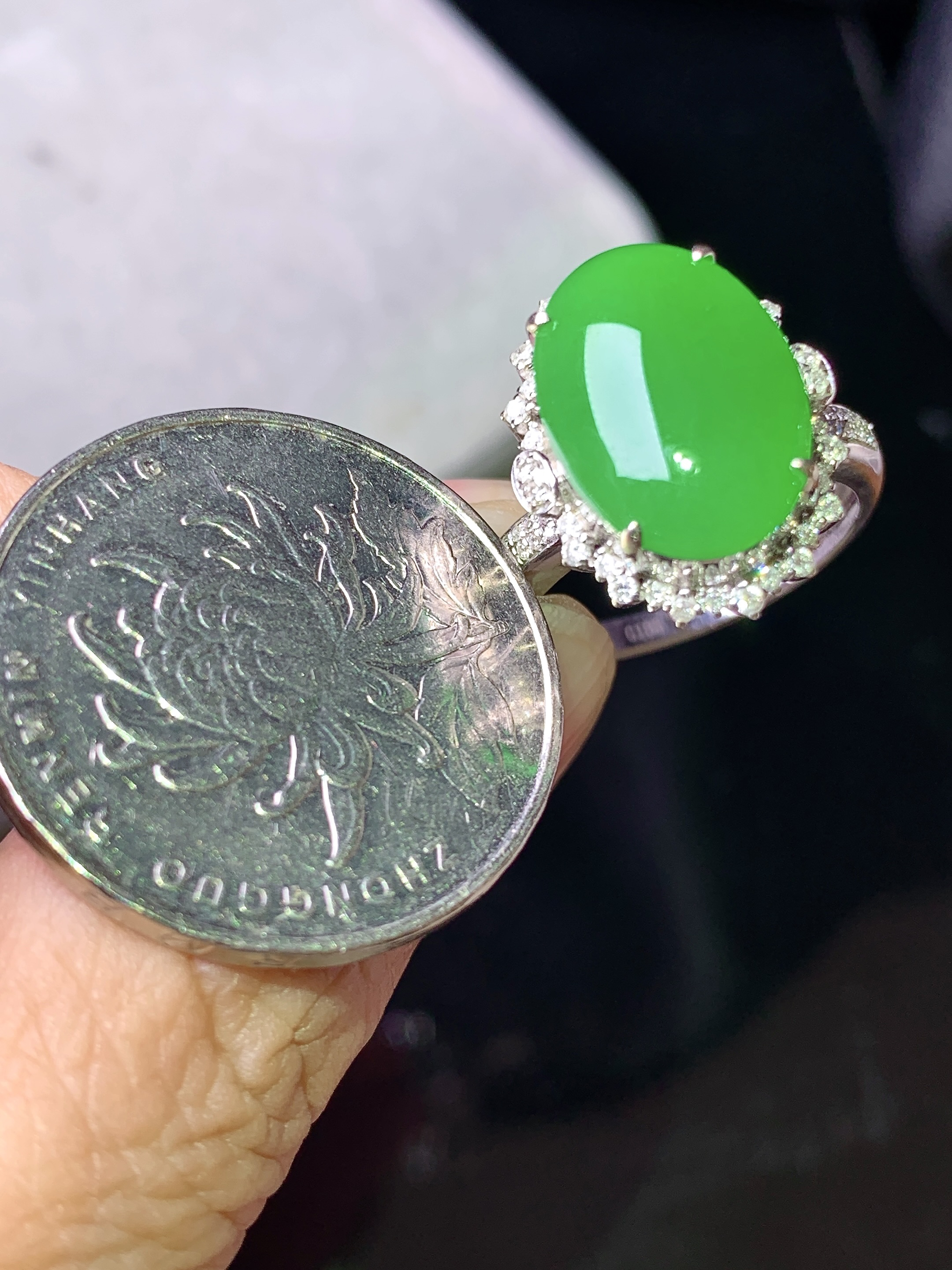 18k金钻镶嵌满绿蛋面戒指 玉质细腻 色泽艳丽清新 水润亮眼 圈口14.5 整体尺寸18*14*10.6 j2