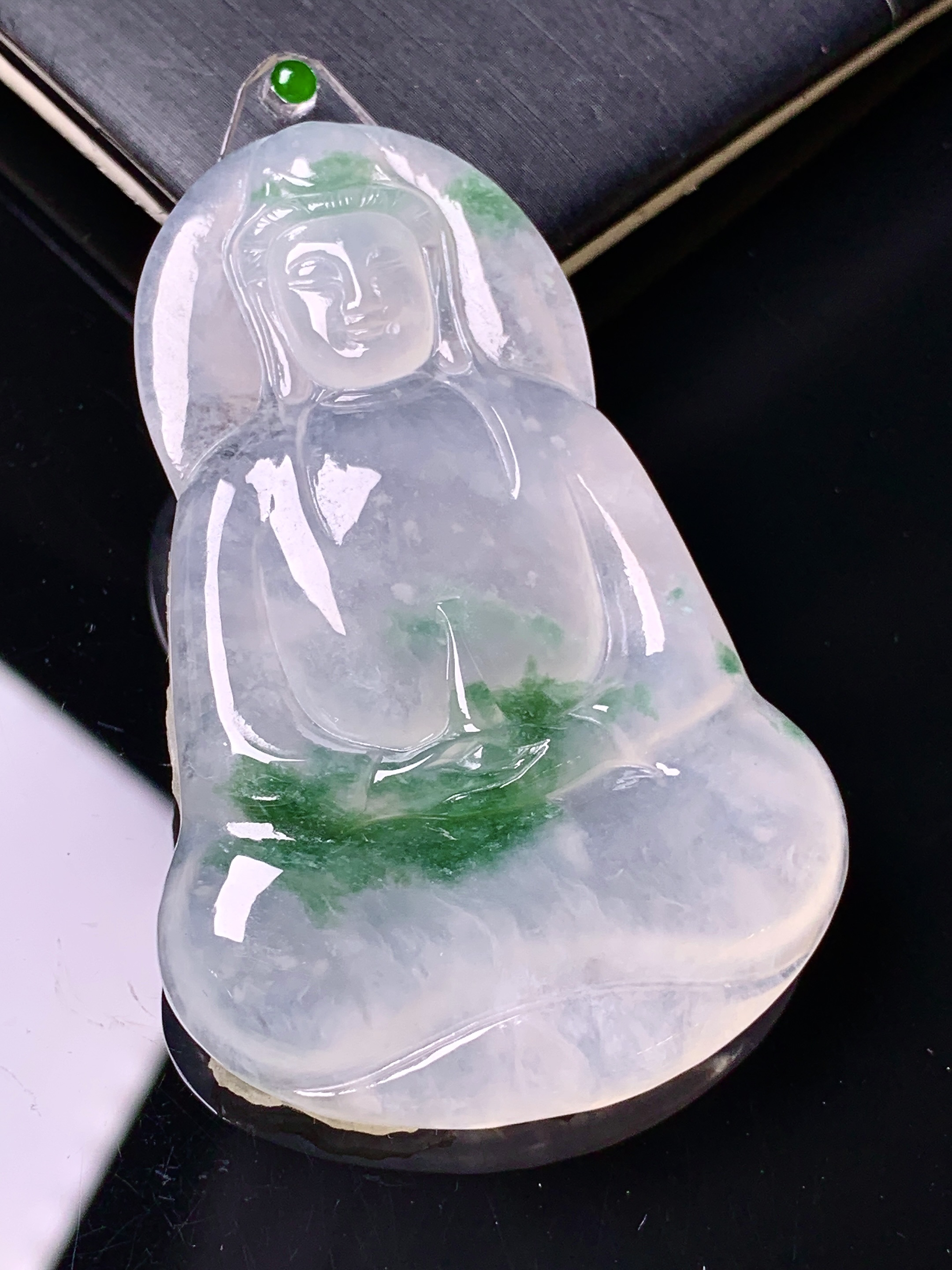 镶嵌款 飘绿观音菩萨吊坠 玉质细腻 色泽艳丽清新 水润亮眼 整体尺寸56.5*36.7*4.5 2x