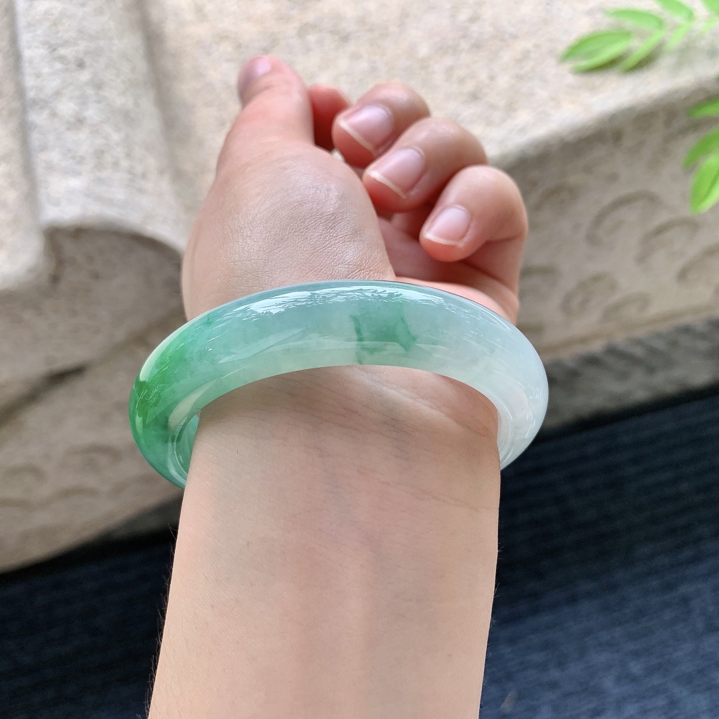 正圈53 54，圈口54.3/12.2/8.8，编码WW080331，冰糯飘绿，水润，种老，细腻，无裂。