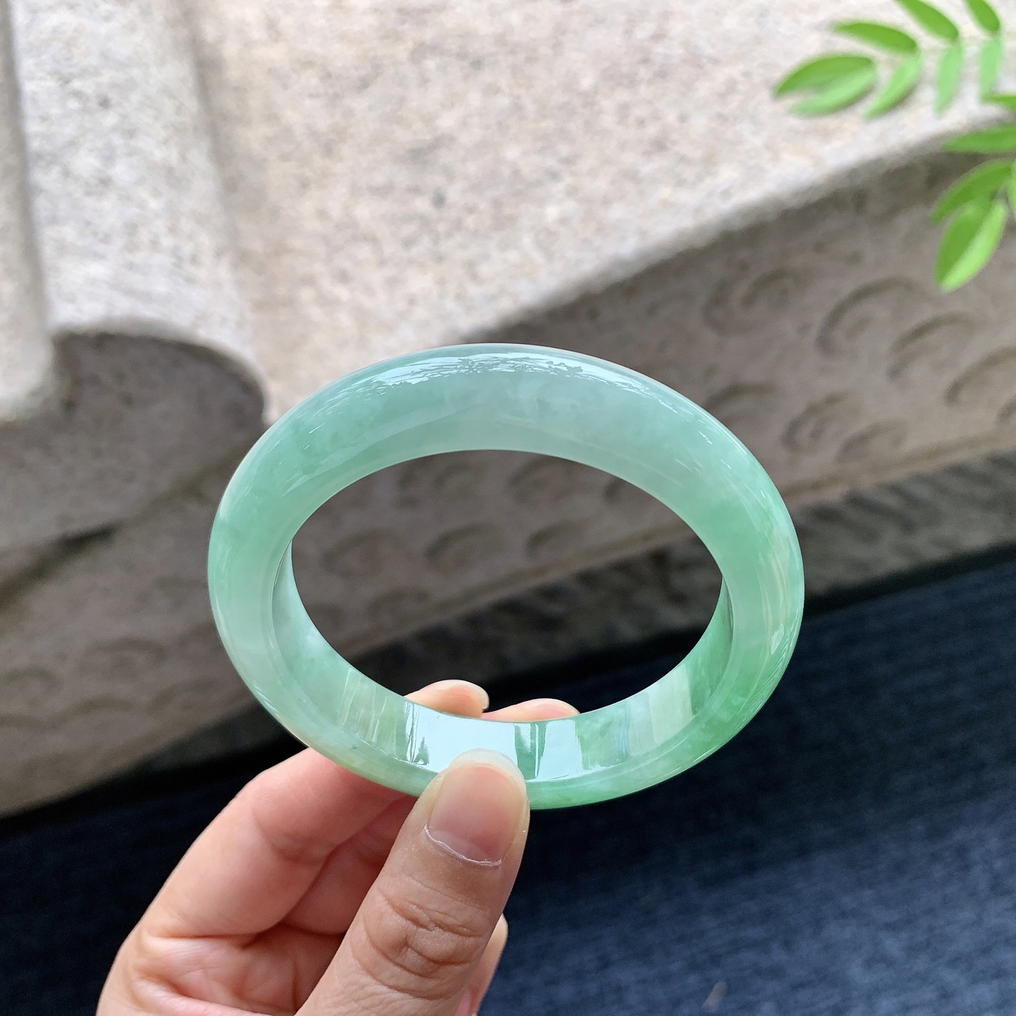 正圈55 56，圈口56/12.6/8.8，编码W6080219，糯冰黄加绿，水润，种老，细腻，无裂。