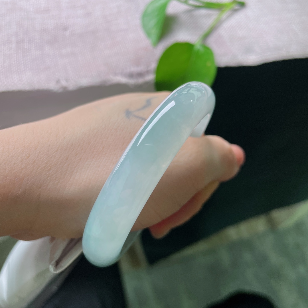 55.8/12.2/7.7，冰蓝正圈，种老，冰清玉洁，温润如玉，谦谦君子，无裂，56818a