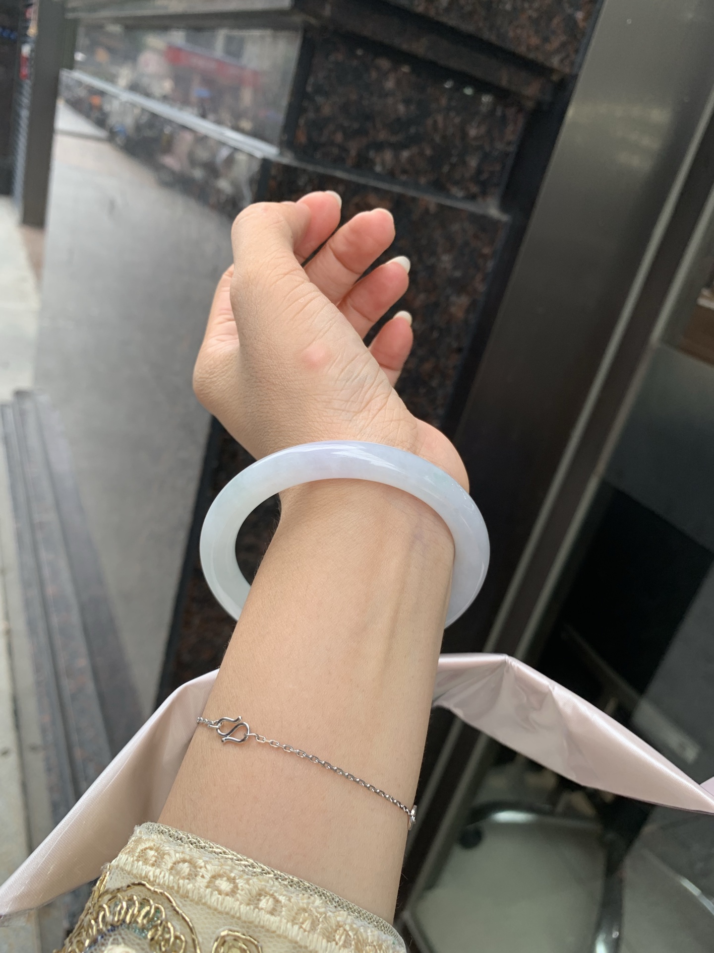 淡春彩圆条，57.5-8.6-8.9，0802-803-141，无裂，底妆水润细腻，淡淡粉底浅绿底色搭配，宛如春天的繁华。在岁月的长河流转中绽放着独特的魅力，气质温婉而迷人。