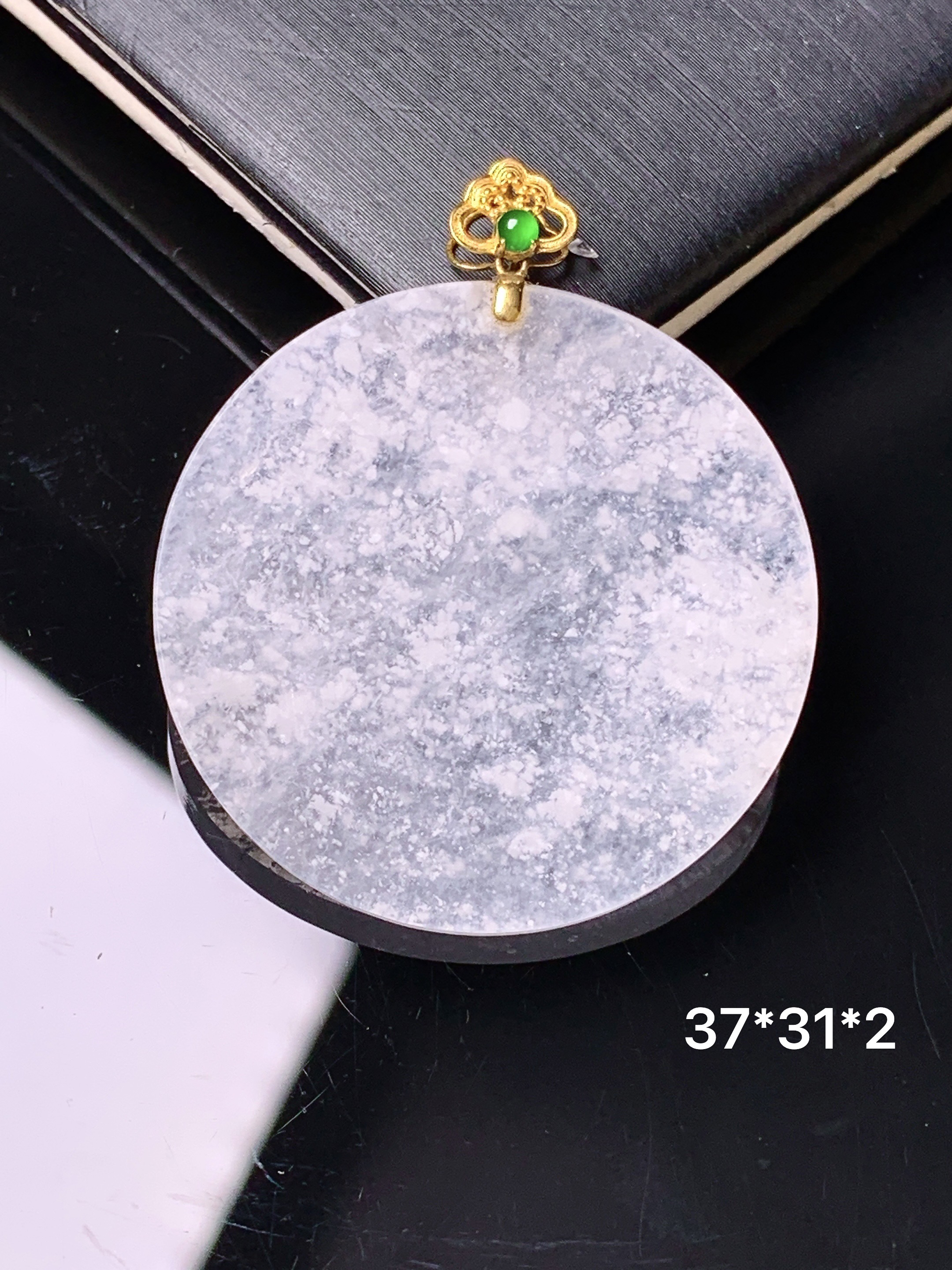 18k金镶嵌雪花棉圆牌吊坠 玉质细腻 色泽艳丽清新 水润亮眼 整体尺寸37*31*2 2x