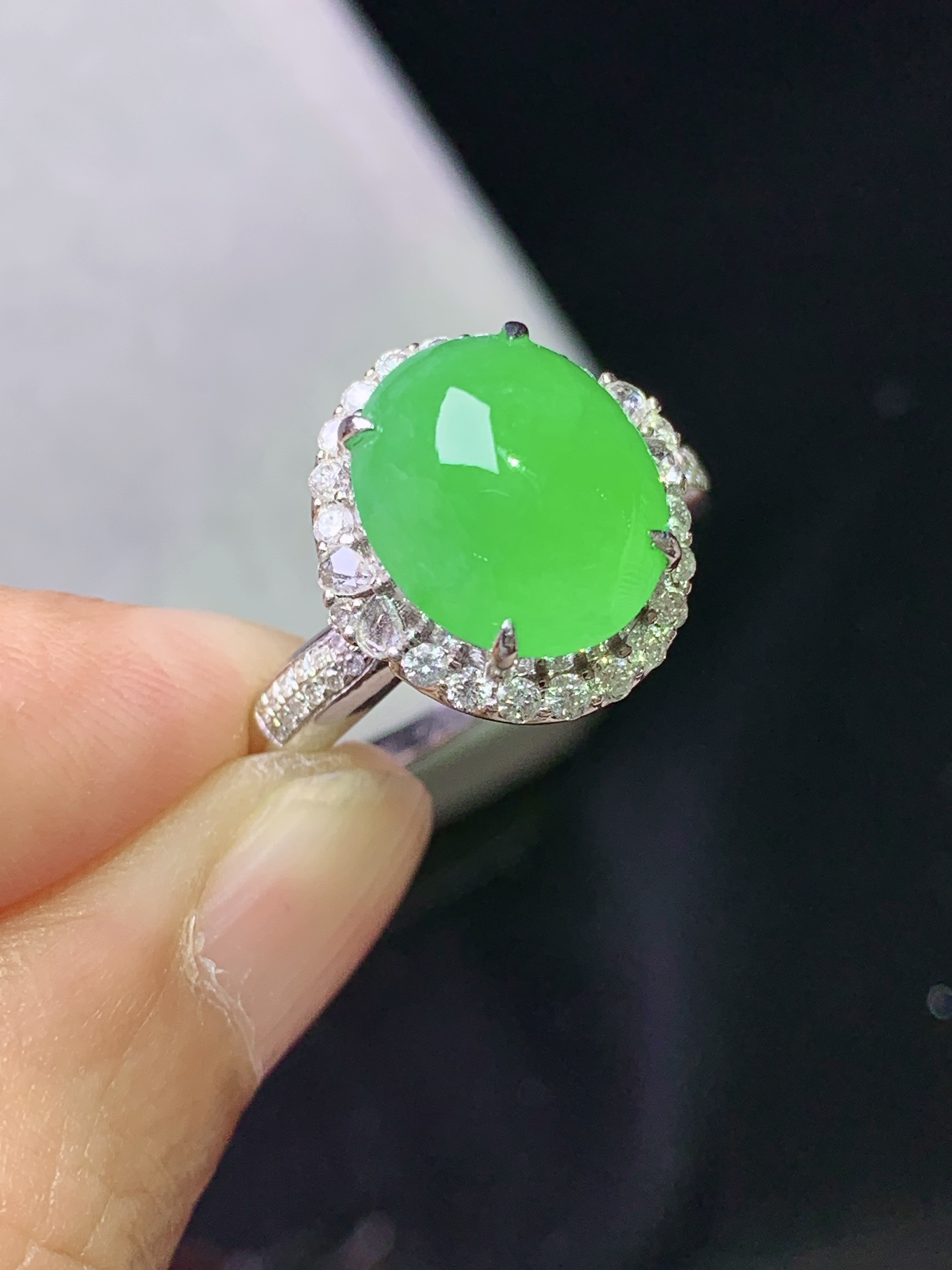 18k金钻镶嵌冰阳绿蛋面戒指 玉质细腻 色泽艳丽清新 水润亮眼 圈口14.5 整体尺寸14*13*1