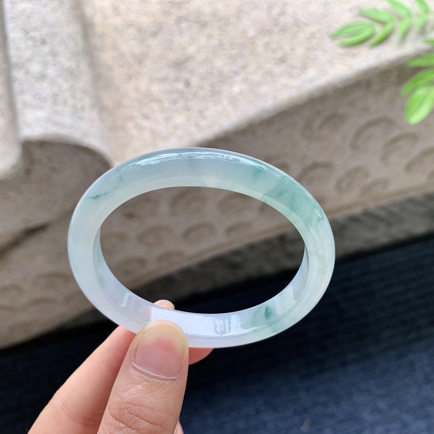 贵妃52 53，圈口53.5/48/9.7/6.9，编码HC080220，描述：糯冰飘花，水润，种老，细腻，无裂。