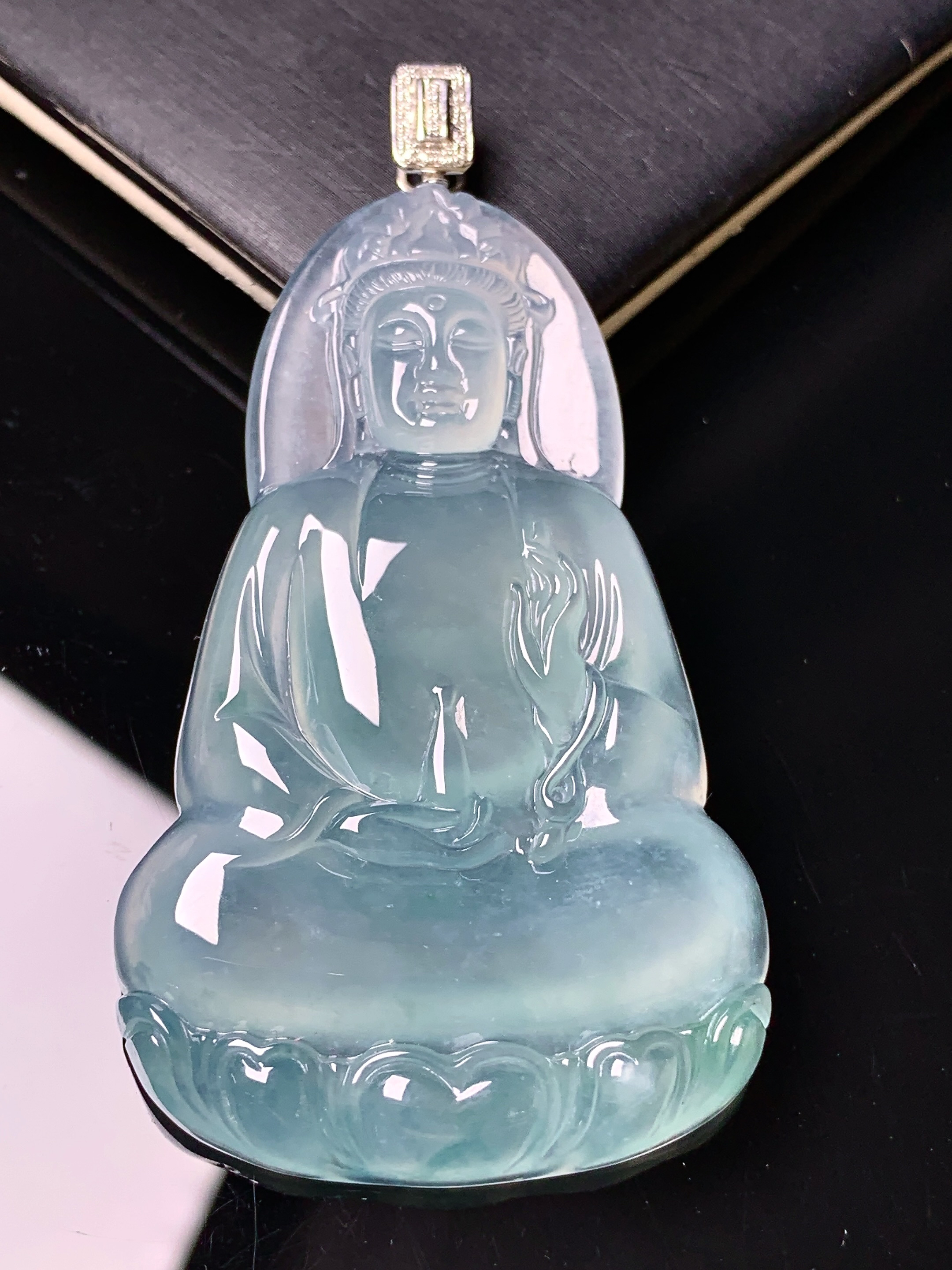 18k金钻镶嵌冰种晴底观音菩萨吊坠 玉质细腻 色泽艳丽清新 水润亮眼 整体尺寸68.6*35.8*6.2 L1