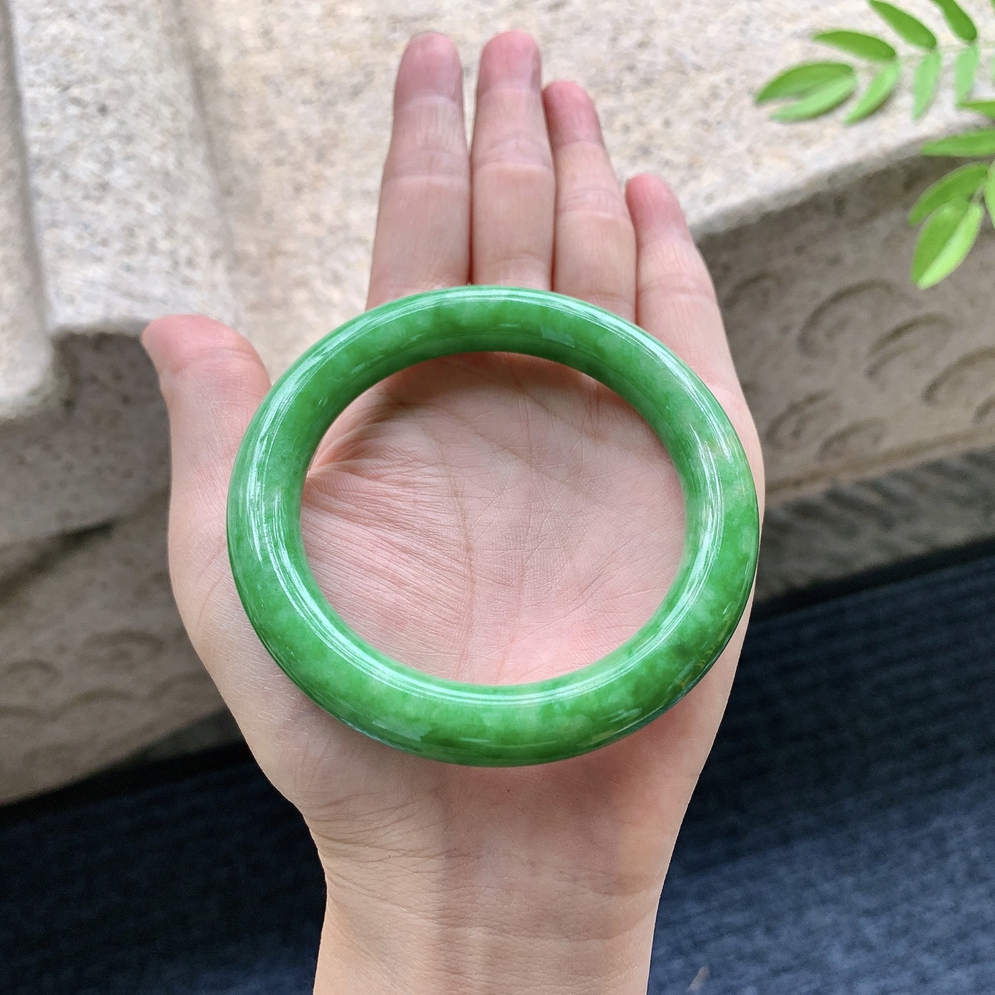 圆条54 55，圈口55.7/10.5/10.3，编码W6080237，糯冰满绿，色匀，种老，细腻，