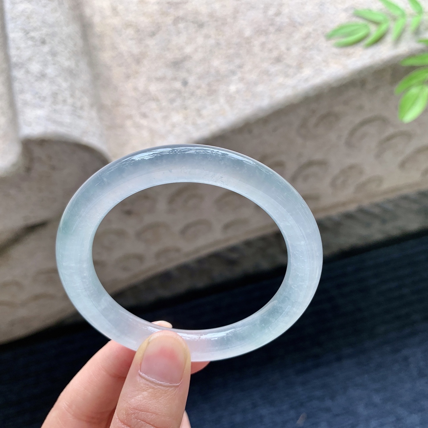 圆条53 54，【圈口】53.7/9.4/9，【编码】GJ080235，【描述】冰飘花，水润，种老，细腻，无裂。