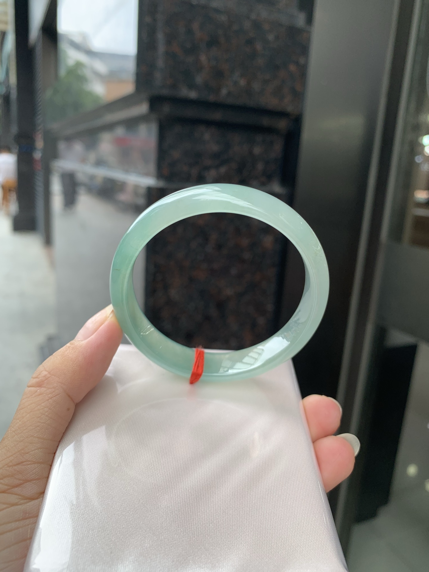 湖水蓝正圈，打灯棉絮，底妆冰润细腻，它的蓝底深邃而柔和，仿佛阳光洒落湖面，泛起层层涟漪，波光粼粼，可谓是验证了“天青色等烟雨，而我在等你”