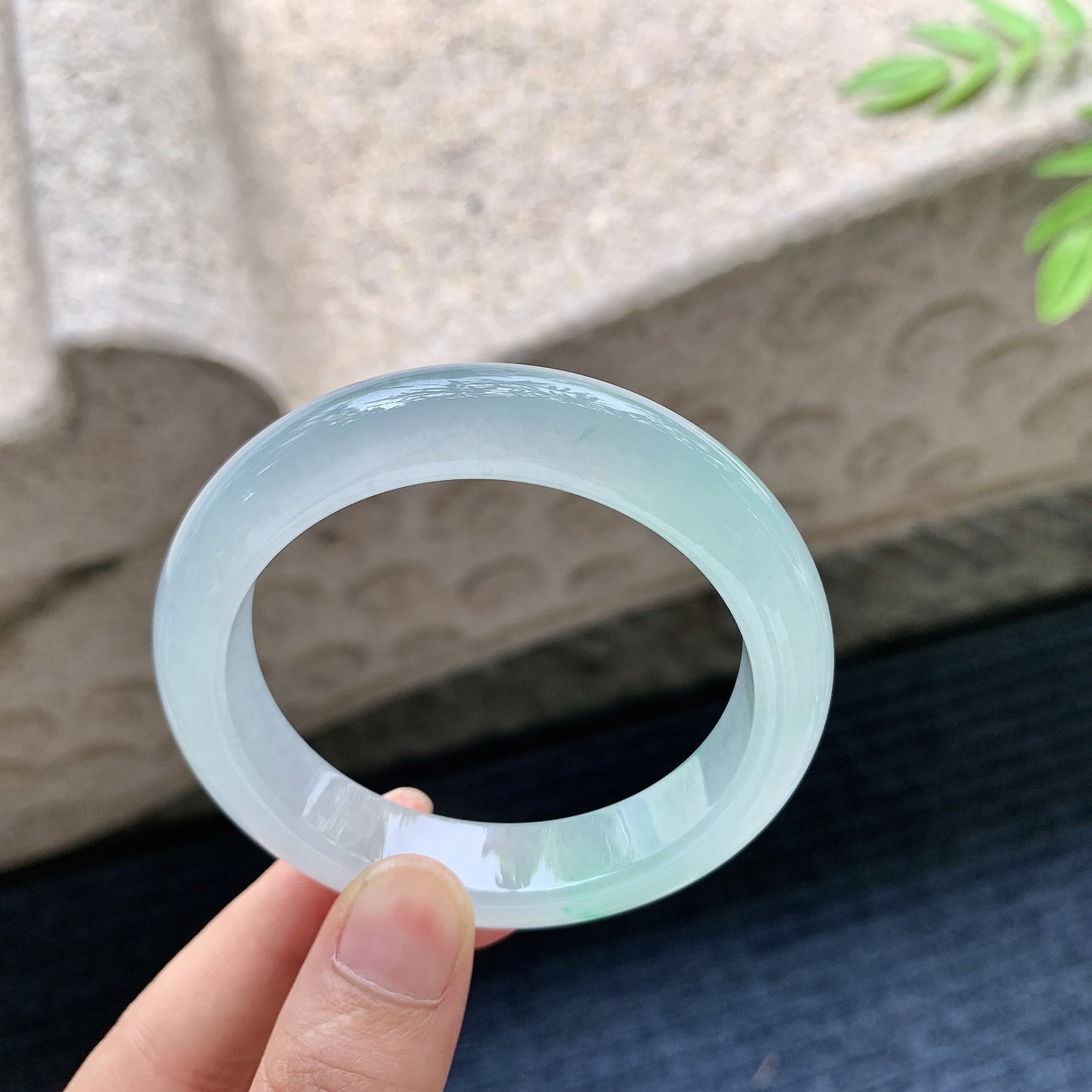正圈51 52，圈口52.3/12/8.3，编码ZLD080309，描述冰糯飘绿，清透，水润，种老，细腻，打灯有絮线