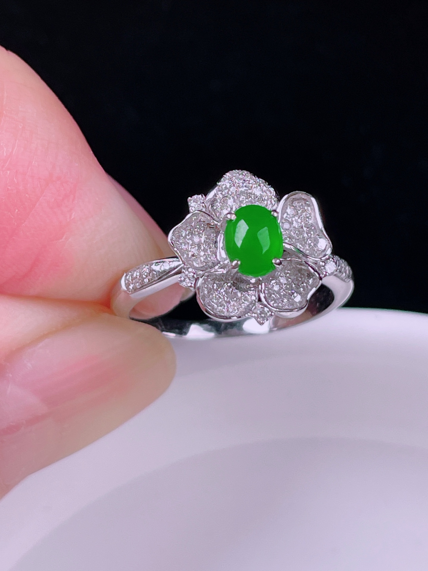冰绿戒指，老种起光，细底通透，尺寸：裸石5.7/4.6/2.8mm0802