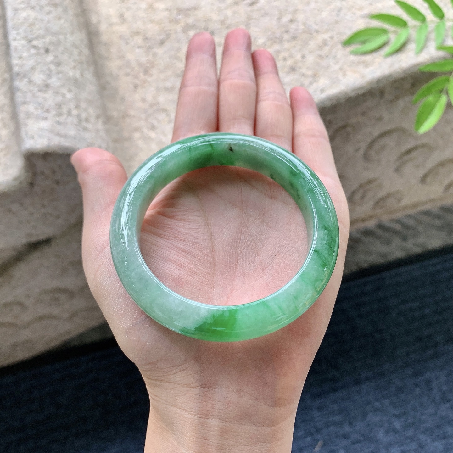 正圈54 55，圈口55.2/12.1/9.2，编码W6080222，糯冰飘绿，水润，种老，细腻，打