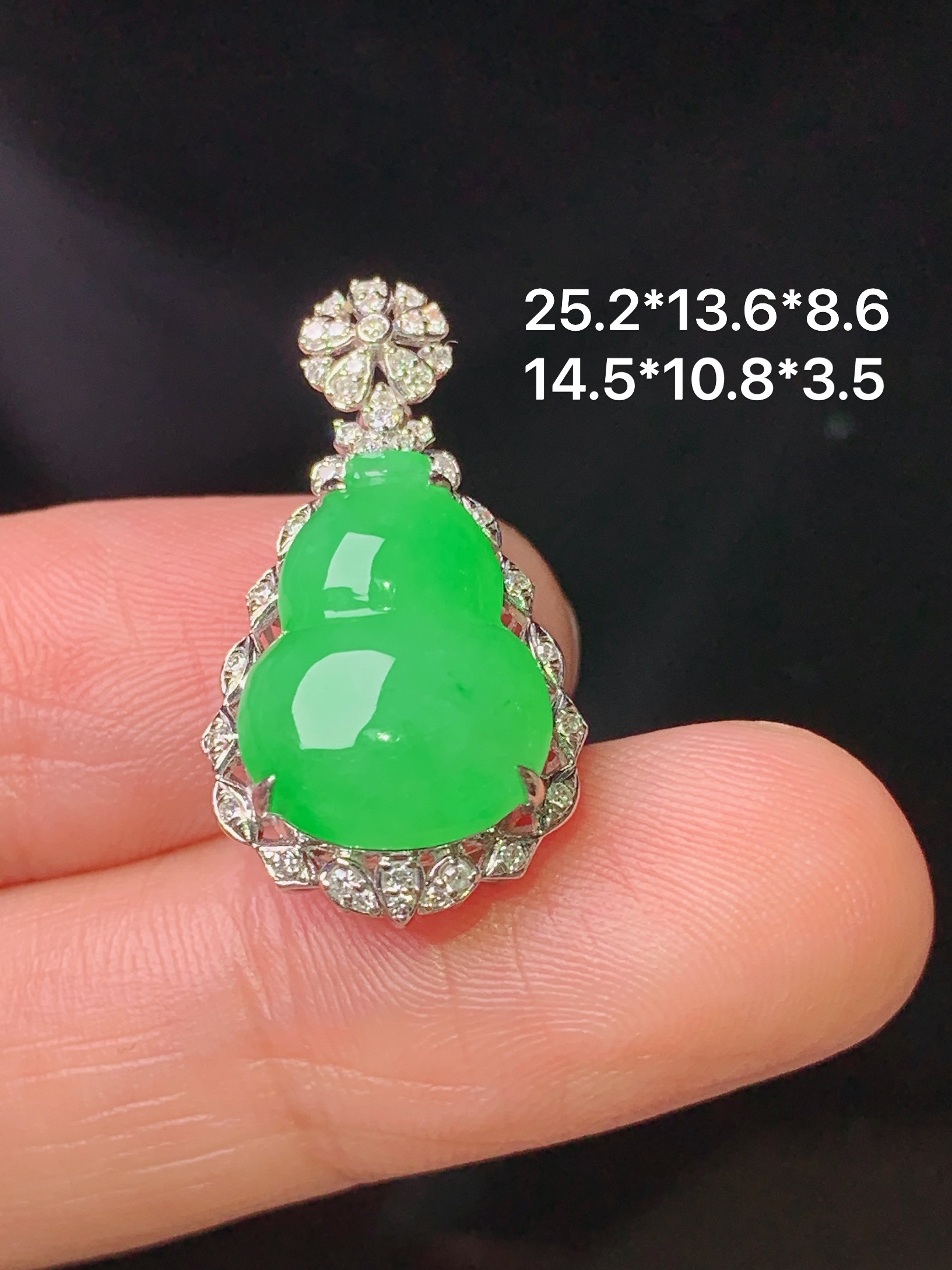 18k金钻镶嵌阳绿葫芦吊坠 玉质细腻 色泽艳丽清新 水润亮眼 整体尺寸25.2*13.6*8.6 j2