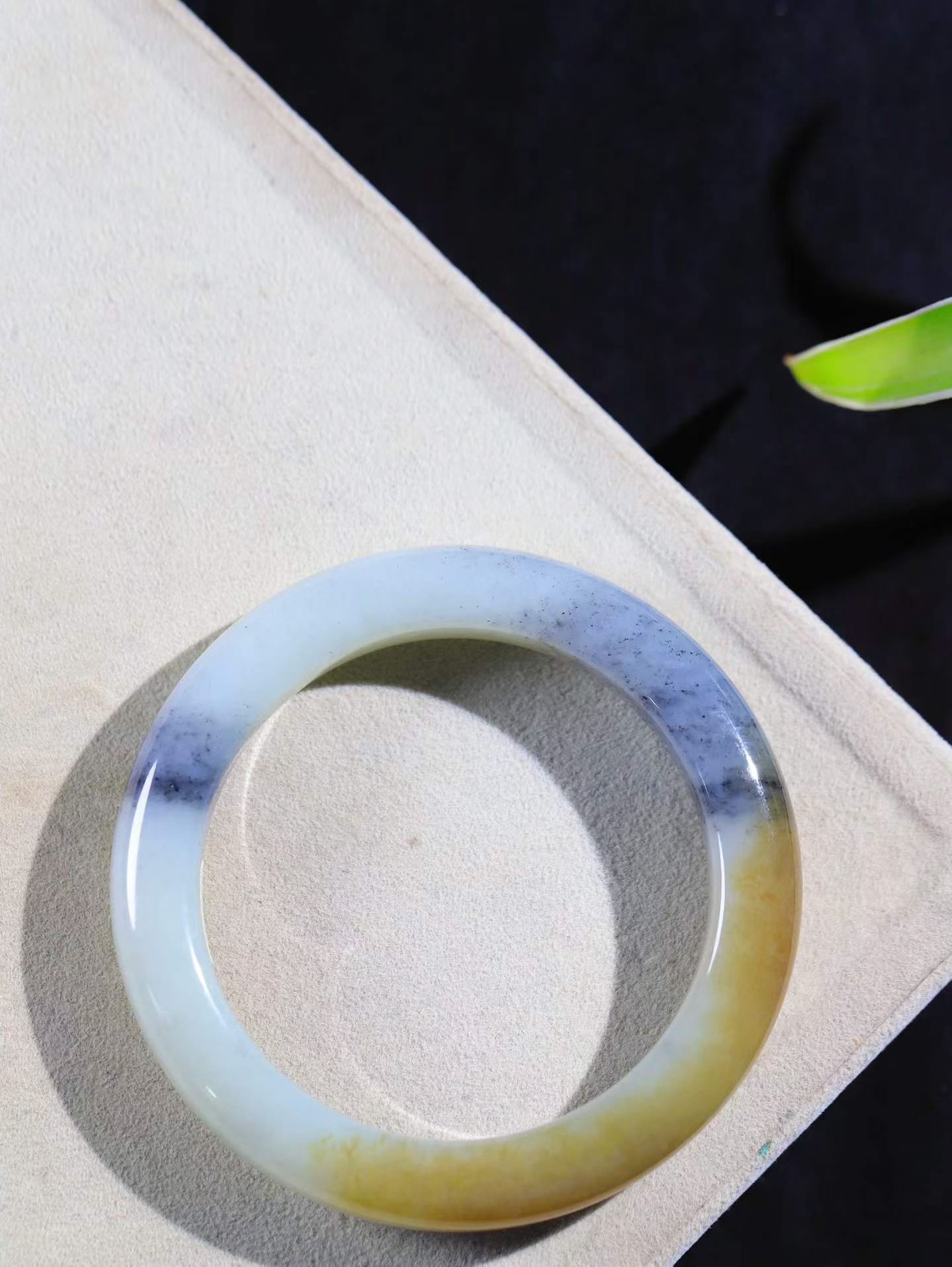 （柔情似水.手镯）

精品和田玉青花带糖手镯，玉质温润细腻，镯型饱满圆润，优雅知性，姽婳于幽静兮，又婆娑乎人间，经典款型，古朴典雅。极具灵性，腕间风情，风姿卓越。 重62.92克   内径56.5mm尺寸11.8-10mm    FDA-36702926