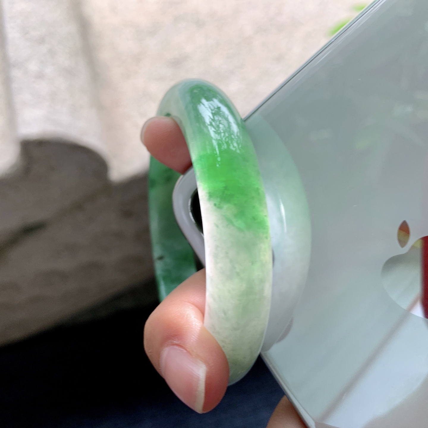 正圈54 55，圈口55.2/12.1/9.2，编码W6080222，糯冰飘绿，水润，种老，细腻，打灯絮线