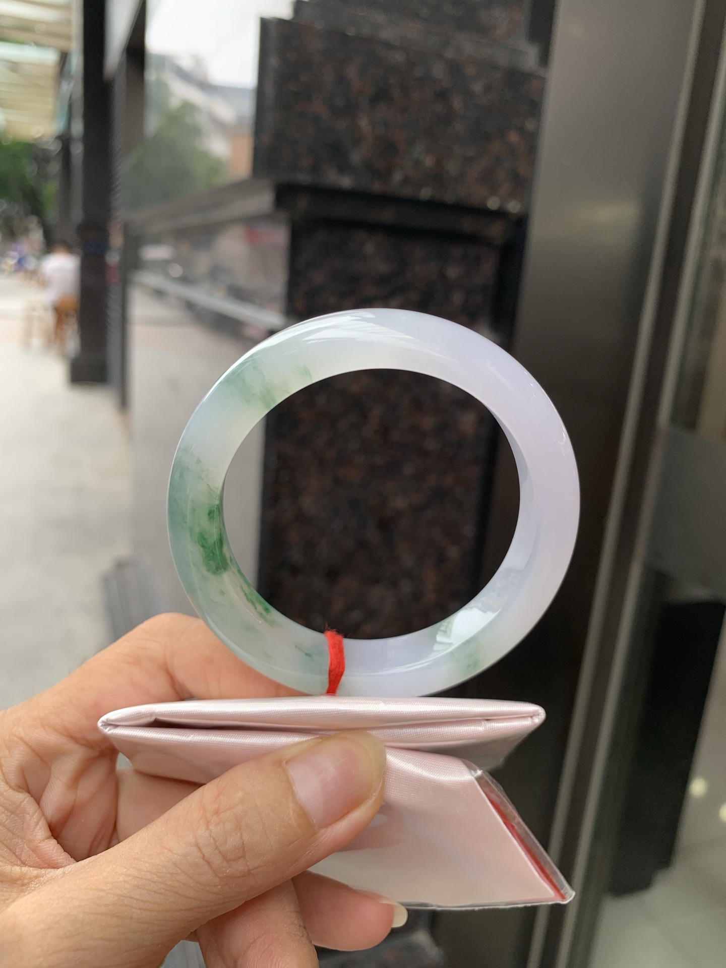 冰飘绿花正圈，54.7-8.9-12，0802-782-76，打灯棉絮，冰润的底妆上半圈绿花点缀，简约却充满灵气，清新如芽，宛若自然的画卷凝结于腕间，静中带动，韵味悠长