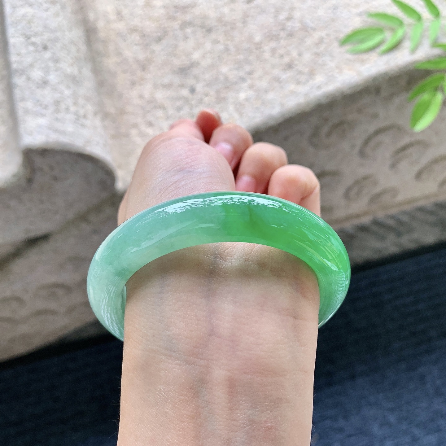正圈55 56，圈口56.2/12.7/9.7，编码TR080204，冰糯飘辣绿，水润，种老，细腻，打灯有絮线