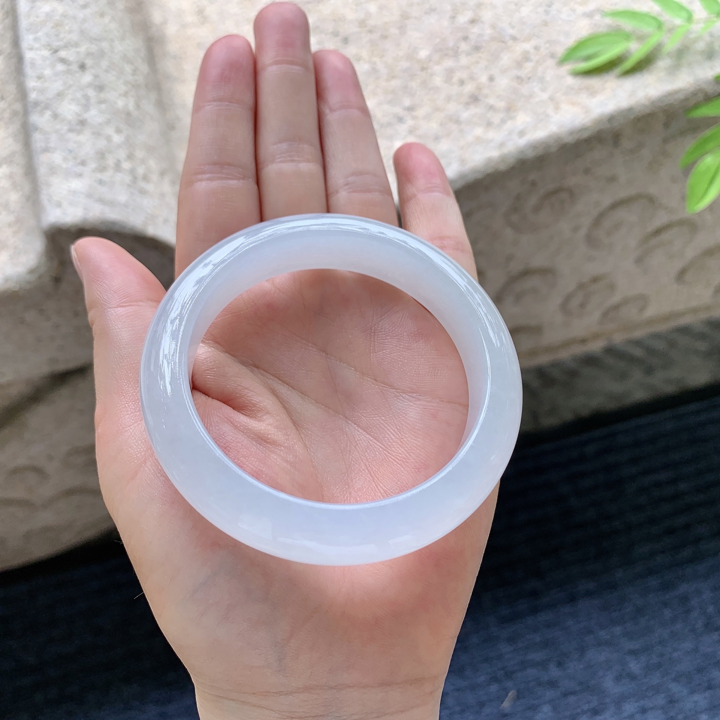 正圈55 56，圈口56/13.2/8.8，编码B2080325，描述糯冰底色，水润，种老，细腻，打灯有絮线