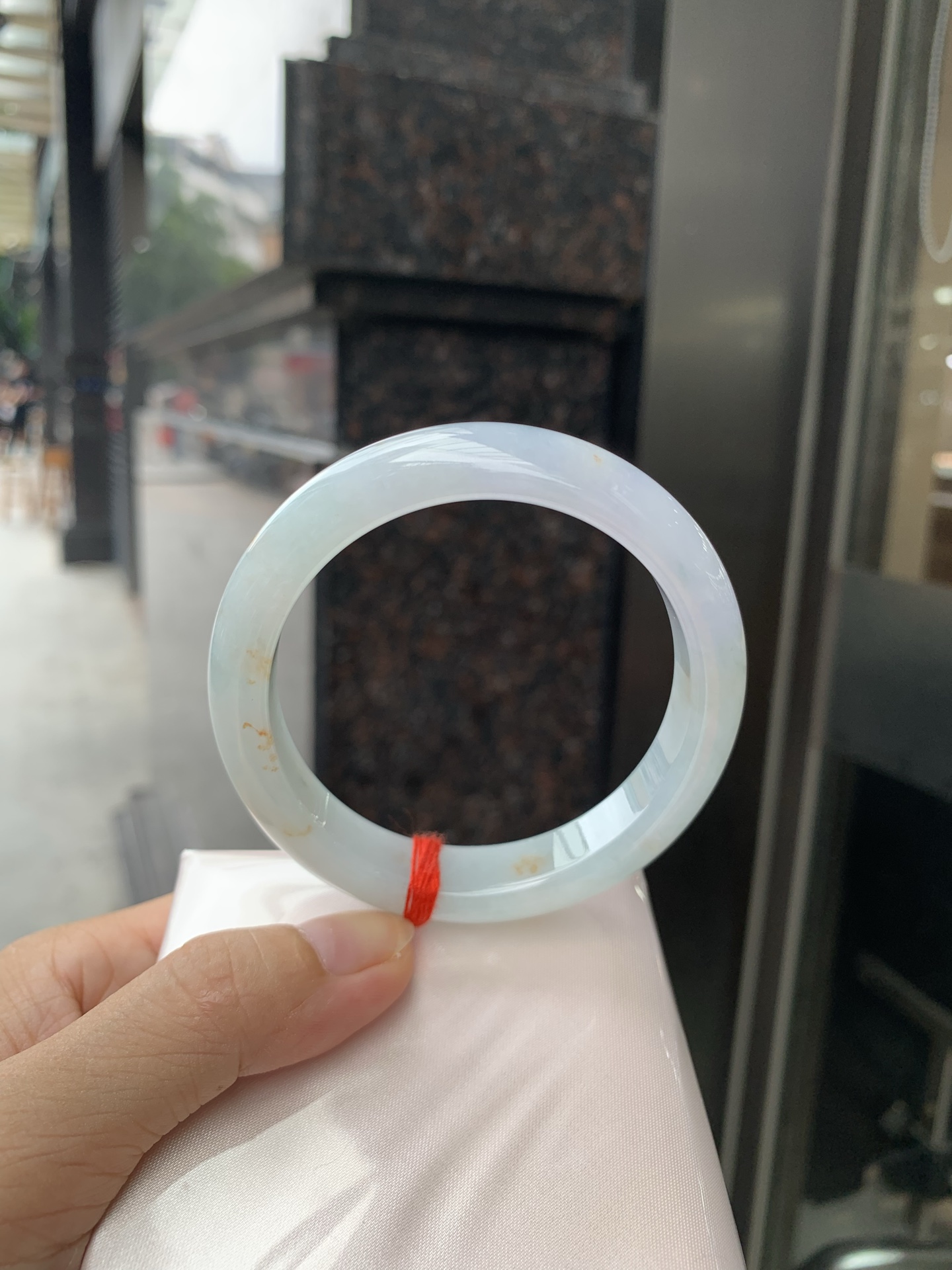 三彩正圈, 底妆水润，春彩洒金，有三彩特色，仿佛彩虹般的色彩，绚丽梦幻，气质清新淡雅，上手靓丽大方。