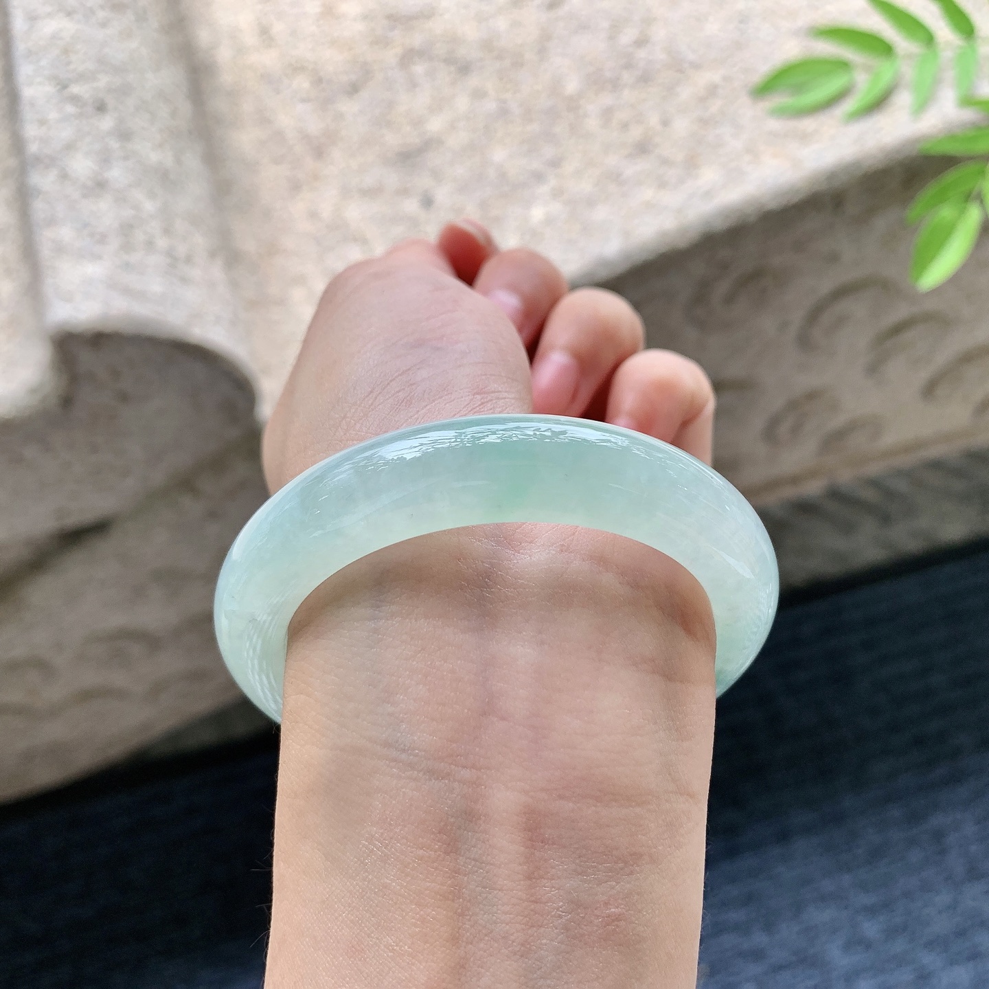 正圈52 53，圈口53.6/11.6/9，编码W6080216，描述糯冰淡绿，水润，种老，细腻，打灯有棉线