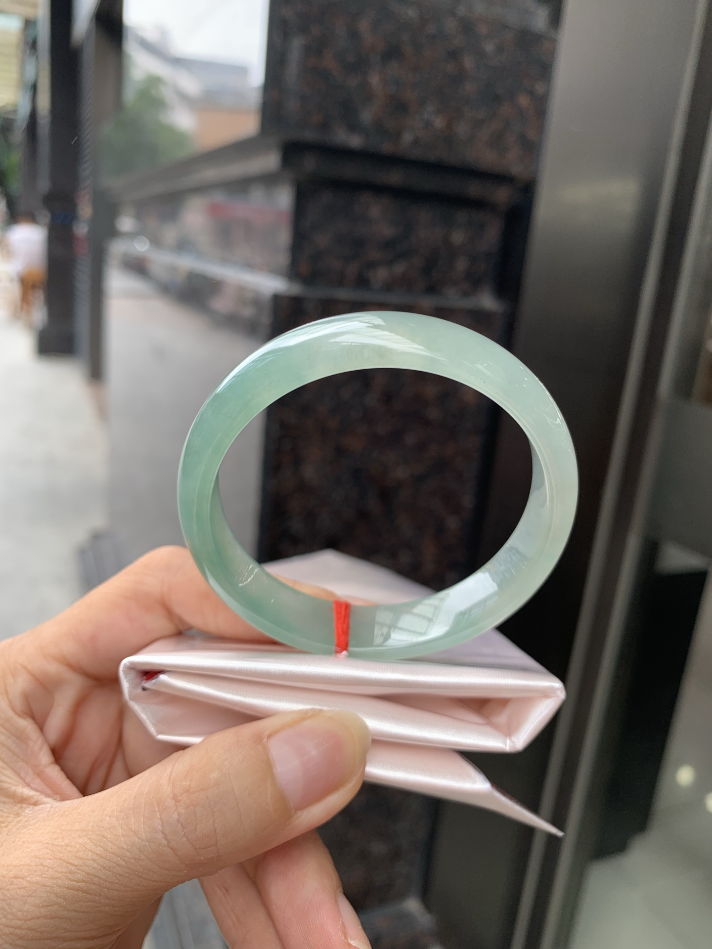 湖水蓝正圈，打灯棉絮，底妆冰润细腻，它的蓝底深邃而柔和，仿佛阳光洒落湖面，泛起层层涟漪，波光粼粼，可谓是验证了“天青色等烟雨，而我在等你”