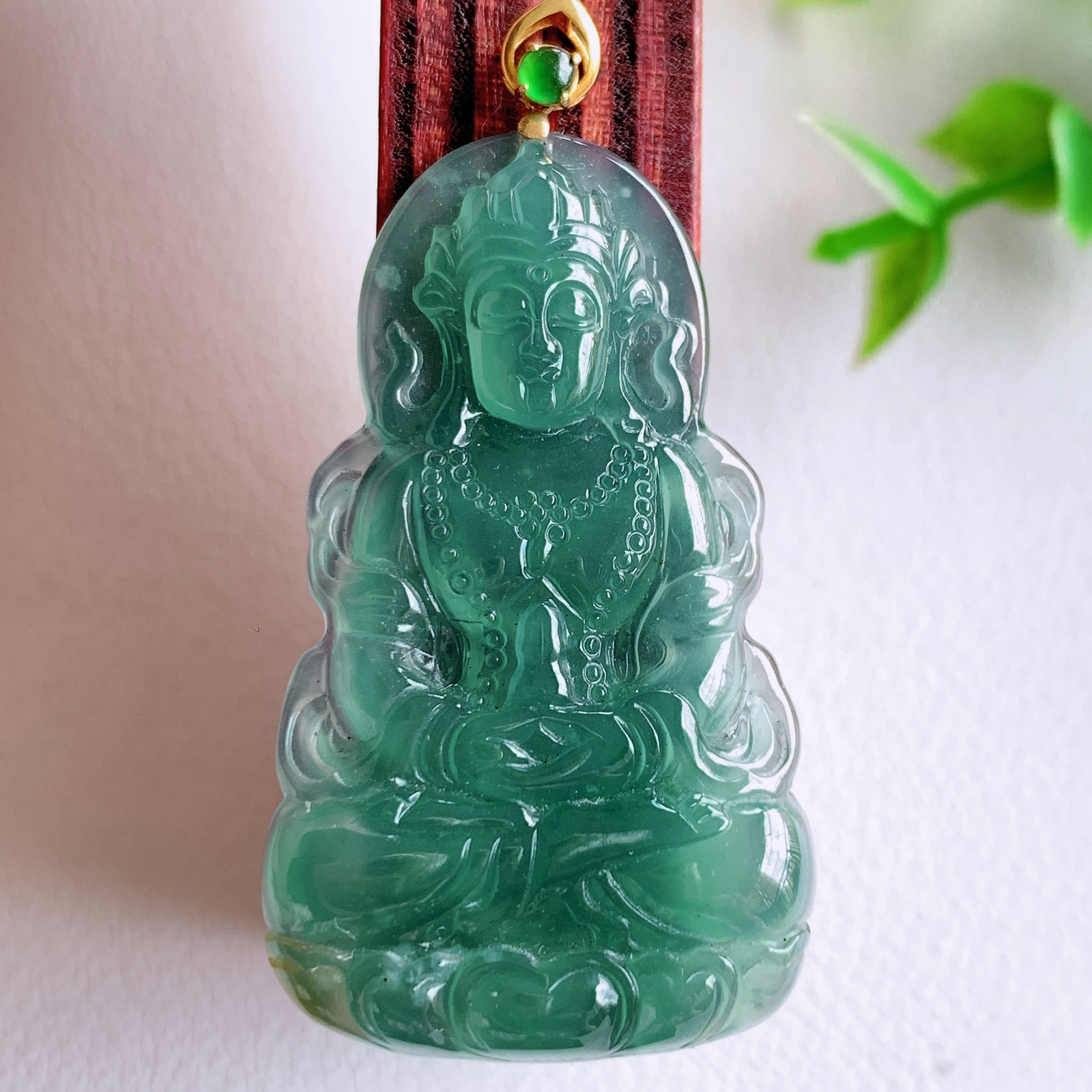 18k金扣蓝冰精雕观音吊坠，法相端庄大气，工艺精湛，种色浓郁，细腻饱满冰润，种老水足，收藏佳品，佩戴大气  W03.31   尺寸：38.8-22.6-4.2mm