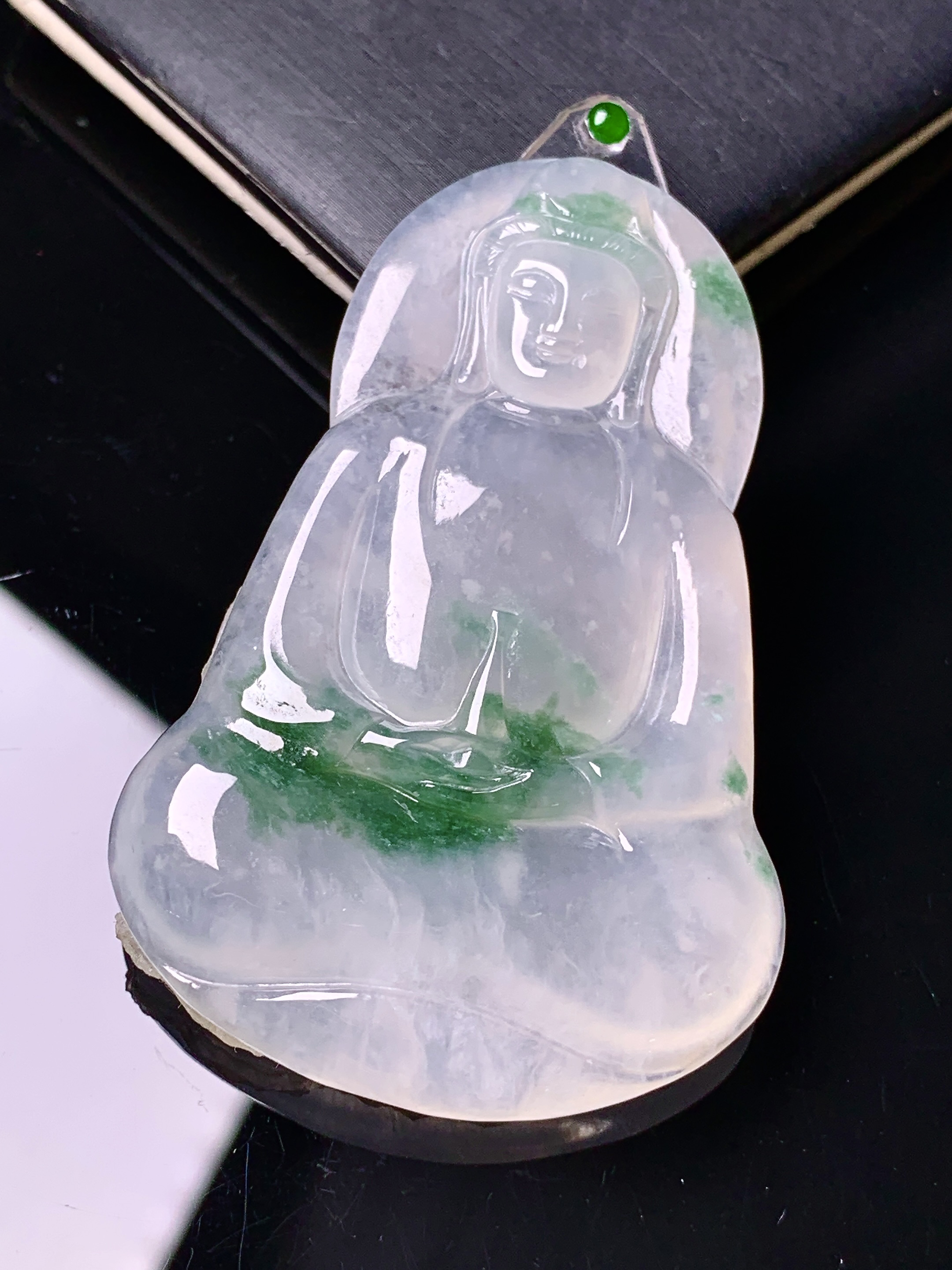 镶嵌款 飘绿观音菩萨吊坠 玉质细腻 色泽艳丽清新 水润亮眼 整体尺寸56.5*36.7*4.5 2x