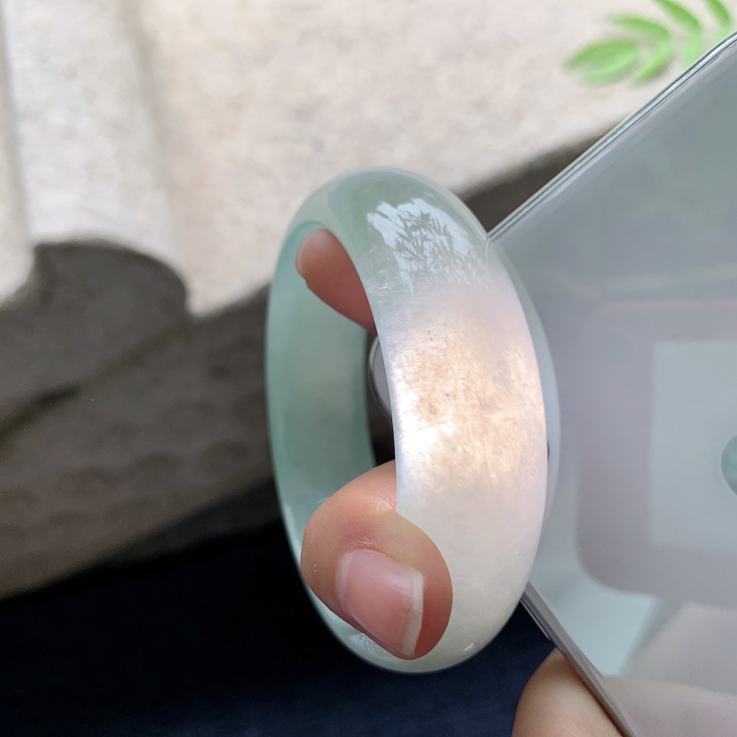 正圈58 59，圈口59.3/19.4/8.7，编码HC080225，糯冰晴绿，水润，种老，细腻，打灯有絮线