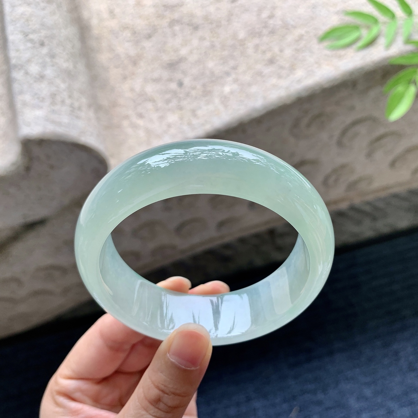 正圈58 59，圈口59.3/19.4/8.7，编码HC080225，糯冰晴绿，水润，种老，细腻，打灯有絮线