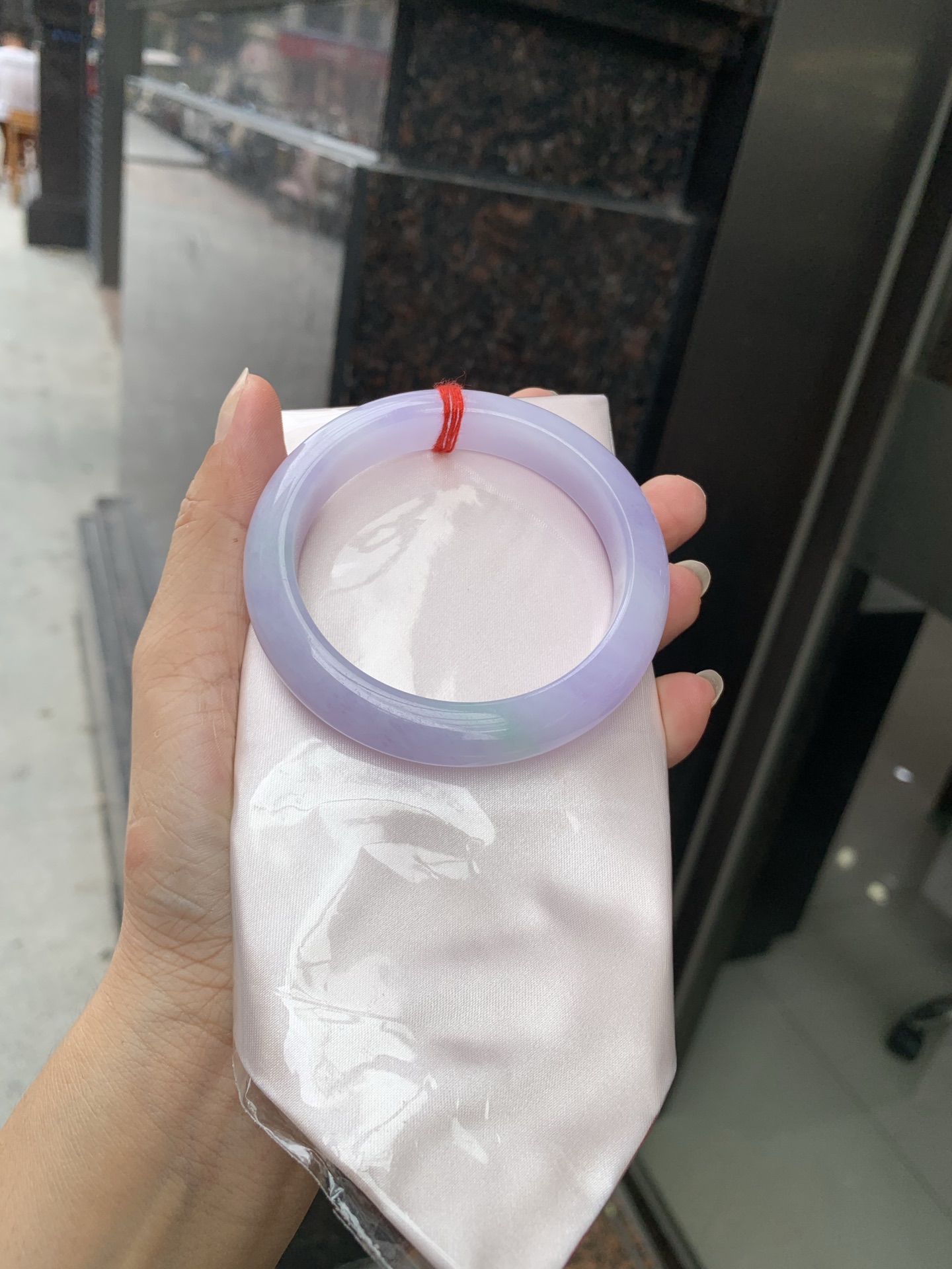 春彩正圈，打灯细纹，内圈微扣，底妆水润，满圈紫罗兰吸睛抢眼，两抹绿花点缀，浪漫迷人，仙气飘飘，优雅高贵显气质，感满满，紫罗兰自然光不失色，不同光线不一样视觉感受