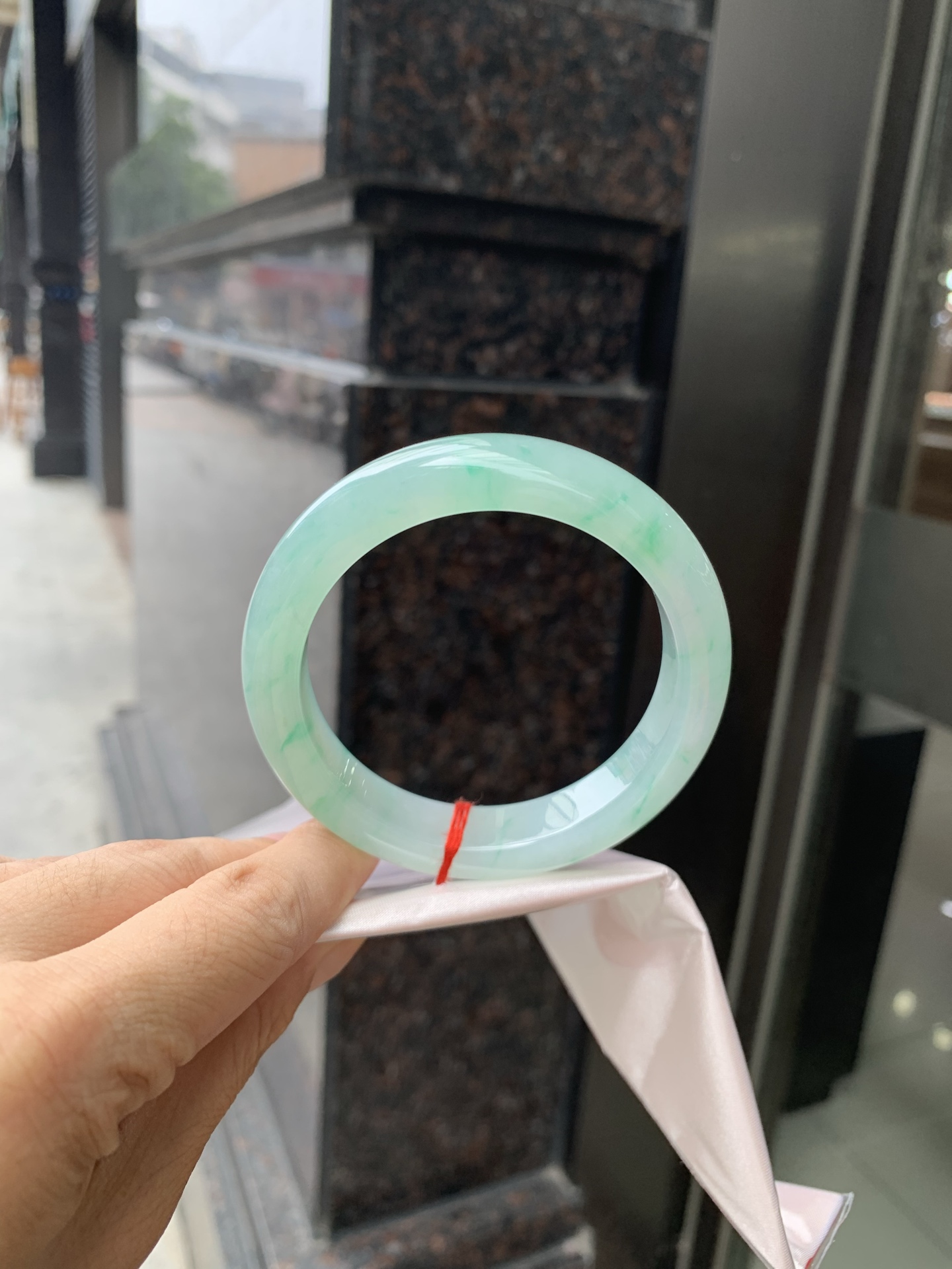 晴底金丝绿正圈, 57.3-9.2-12.5, 0802-N1286, 无裂，底妆冰润，干净细腻，满圈绿花，简约却充满灵气，清新如芽，宛若自然的画卷凝结于腕间，静中带动，韵味悠长