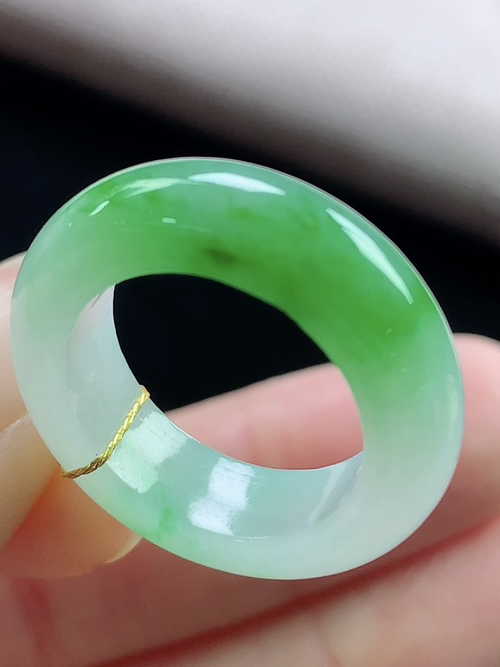 飘绿戒指，无裂，内径尺寸15.2-5.9-3.8mm，8号手寸，d02lsk