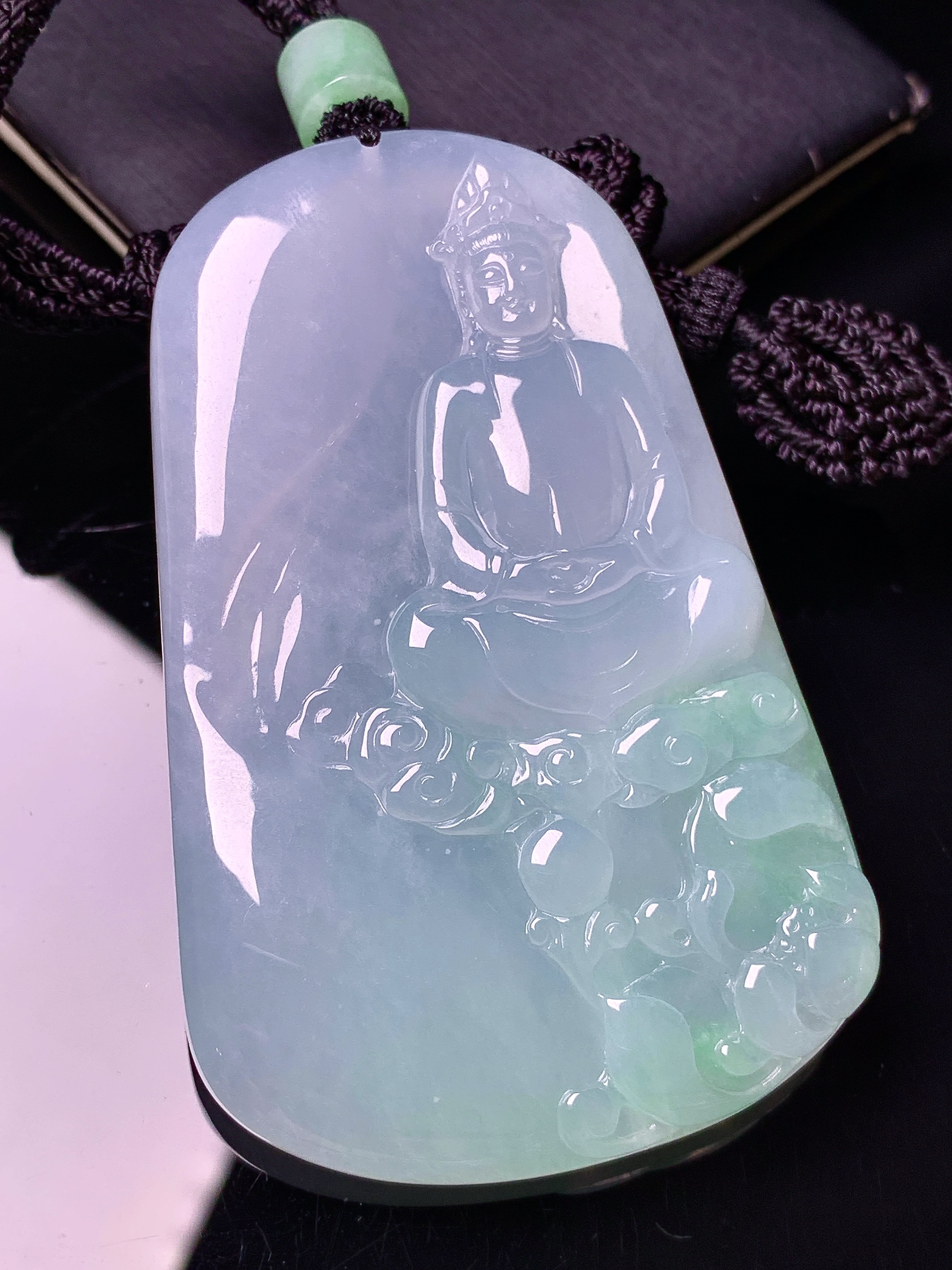 飘绿观音菩萨吊坠 玉质细腻 色泽艳丽清新 水润亮眼 整体尺寸67.2*42.5*6 L1
